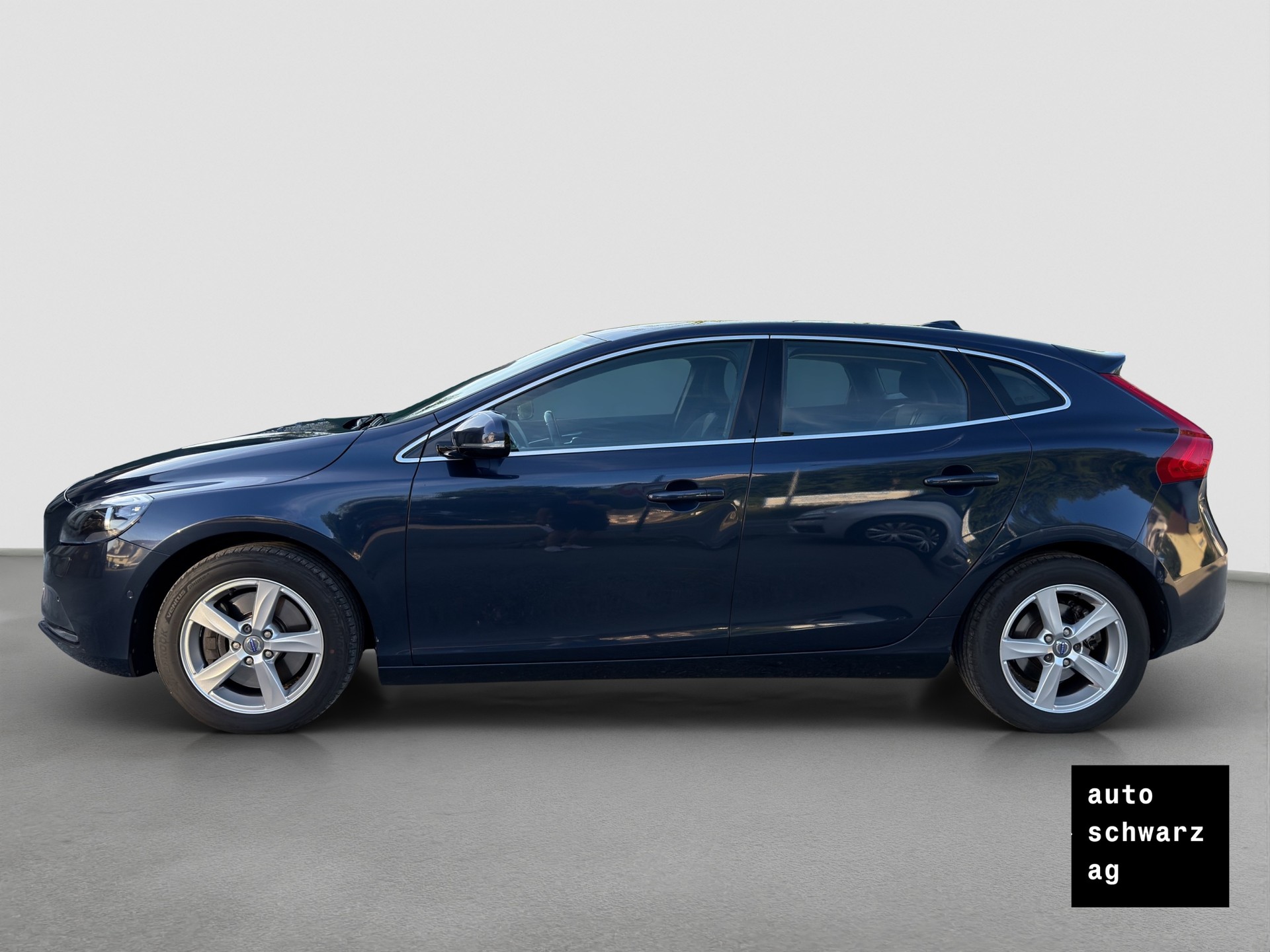 VOLVO V40 D4 Momentum Geartronic-image-7