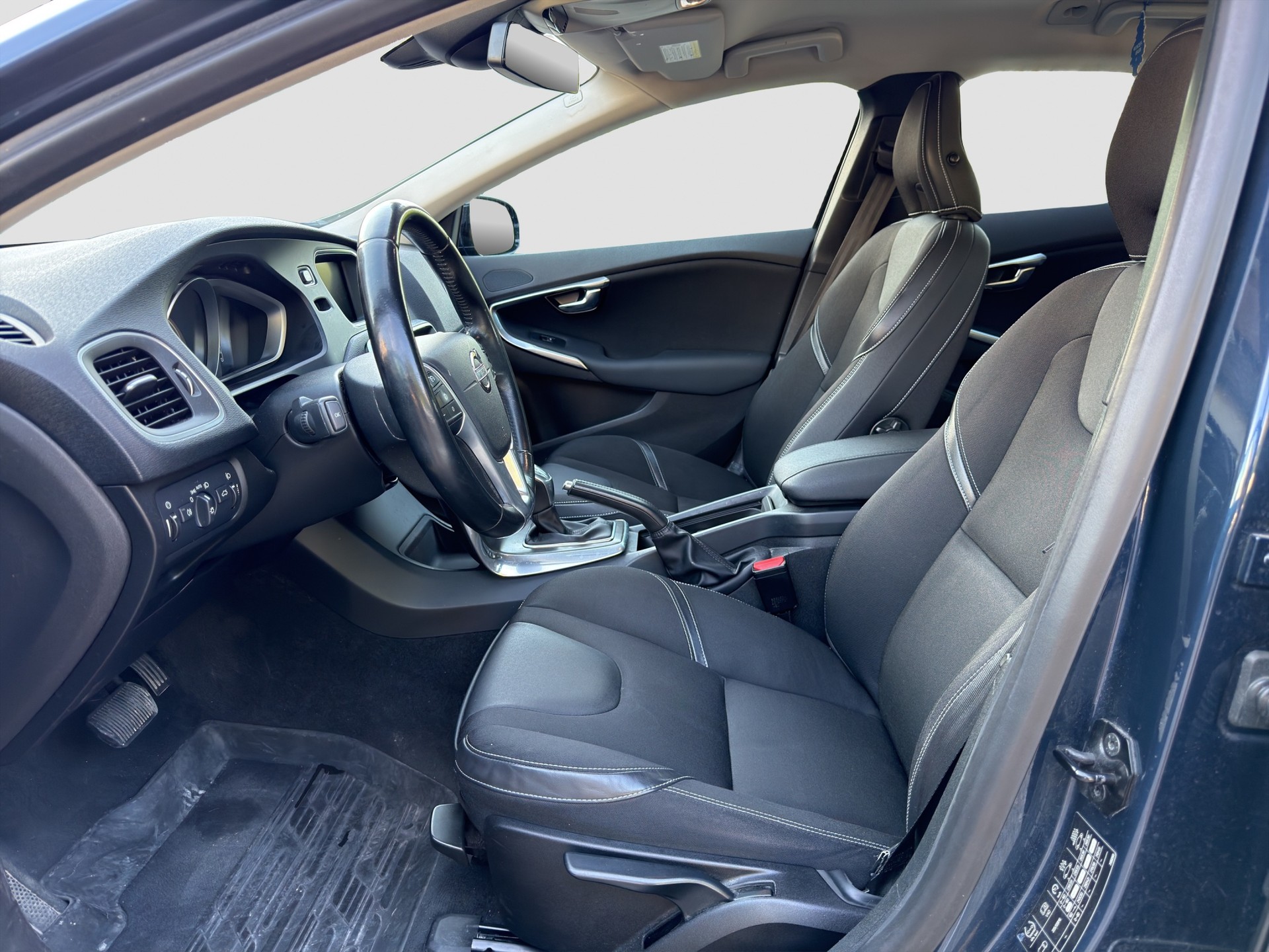 VOLVO V40 D4 Momentum Geartronic-image-8