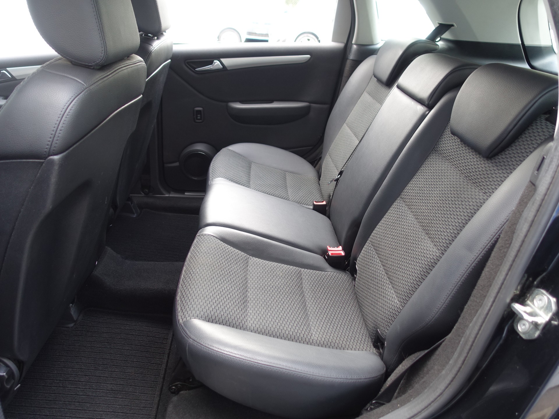 MERCEDES-BENZ B 180 CDI My Star Autotronic-image-12