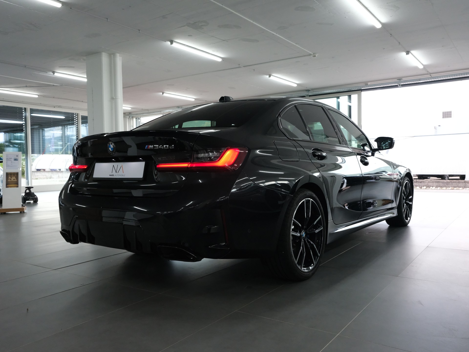 BMW M340d xDrive 48V Steptronic M Sport Pro *Schiebedach* *Widescreen* *Carbon Packet*-showroom-element-1