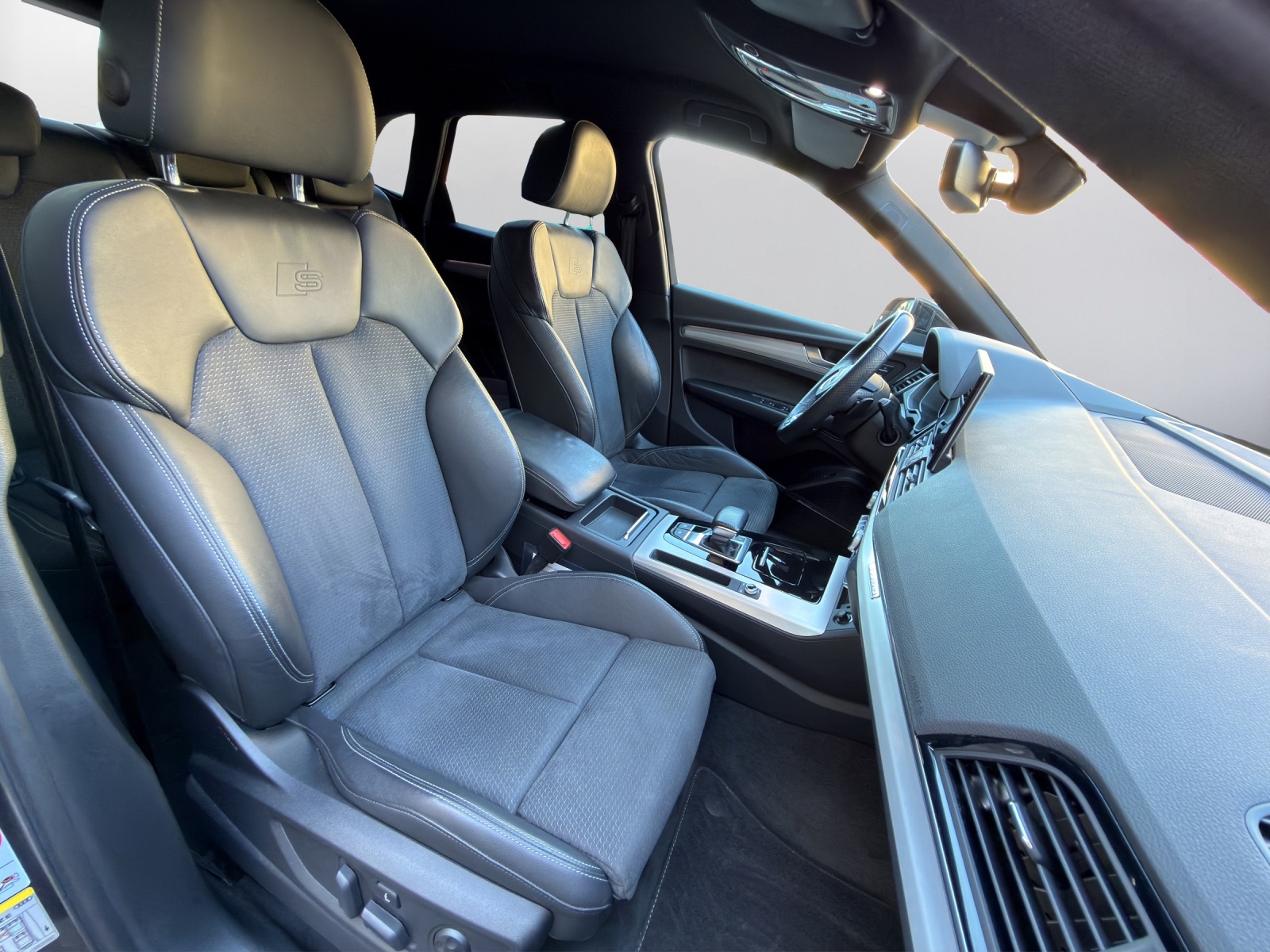 AUDI Q5 40 TDI Black Edition quattro S-tronic-image-11