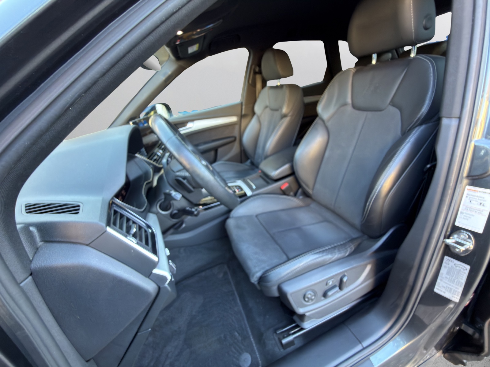 AUDI Q5 40 TDI Black Edition quattro S-tronic-image-9