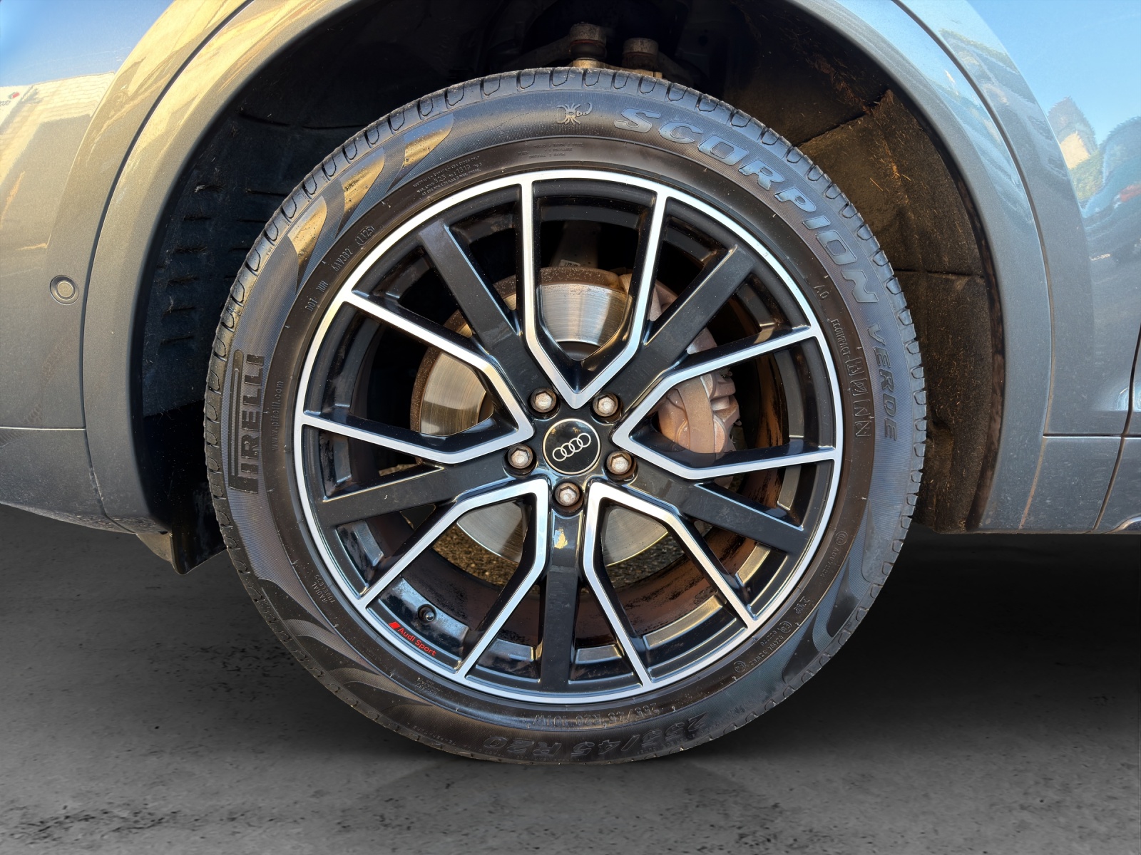 AUDI Q5 40 TDI Black Edition quattro S-tronic-image-13