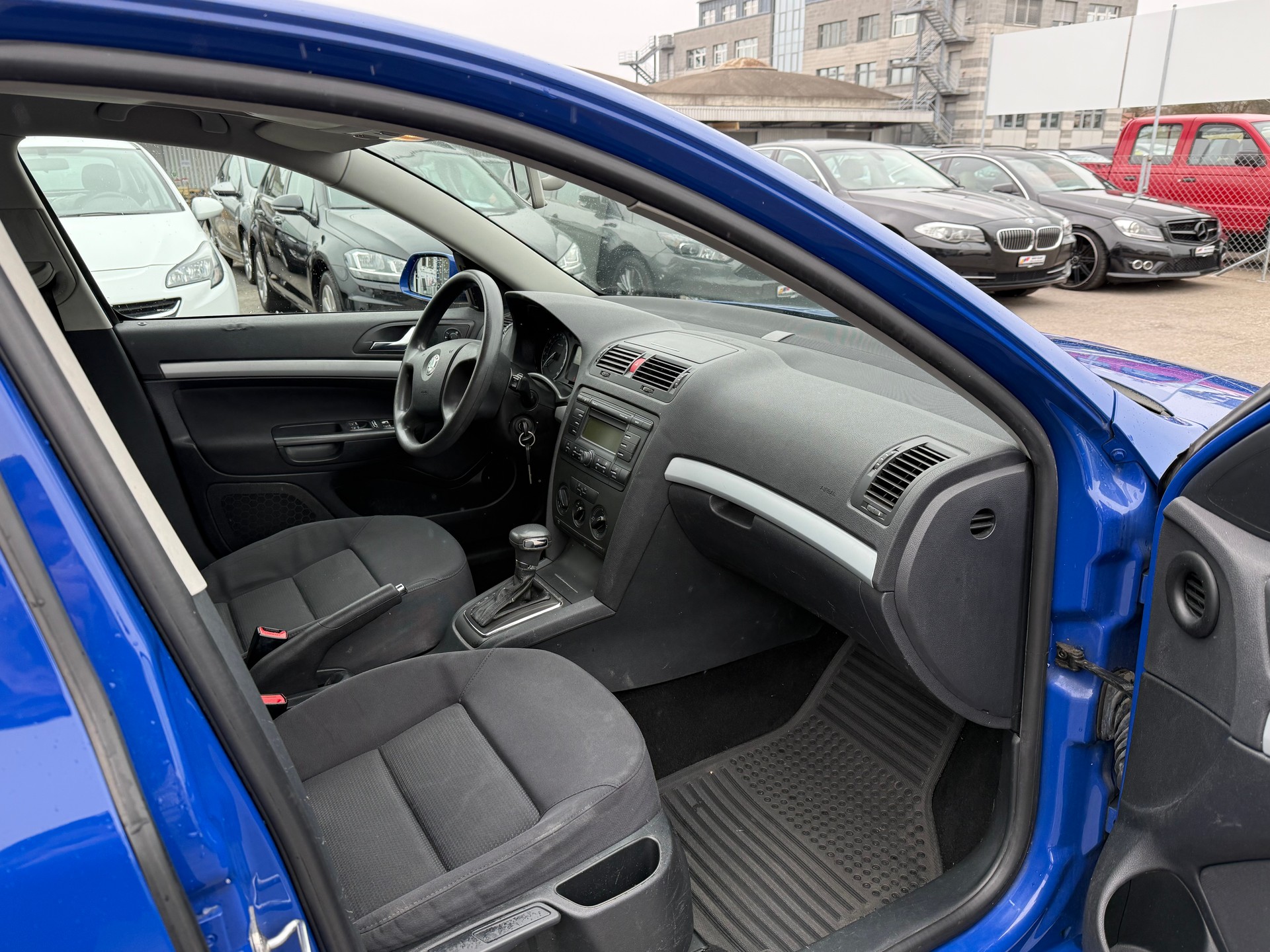 SKODA Octavia 1.6 Ambiente AUTOMAT / Frisch ab MFK / Zahnriemen ersetzt / Klimaanlage / 8-fach bereift-image-6