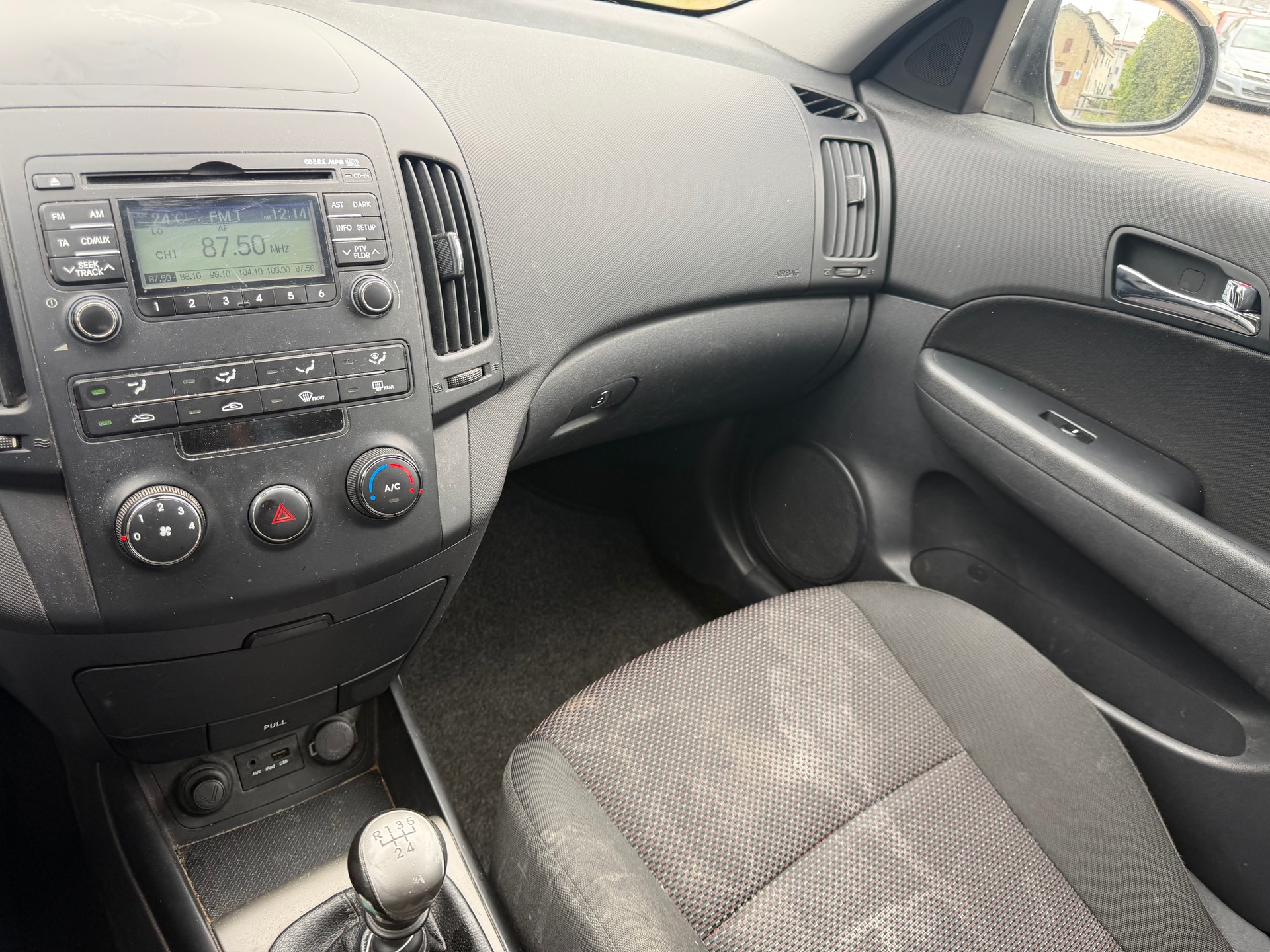 HYUNDAI i30 1.6 Swiss Plus Edition-image-12