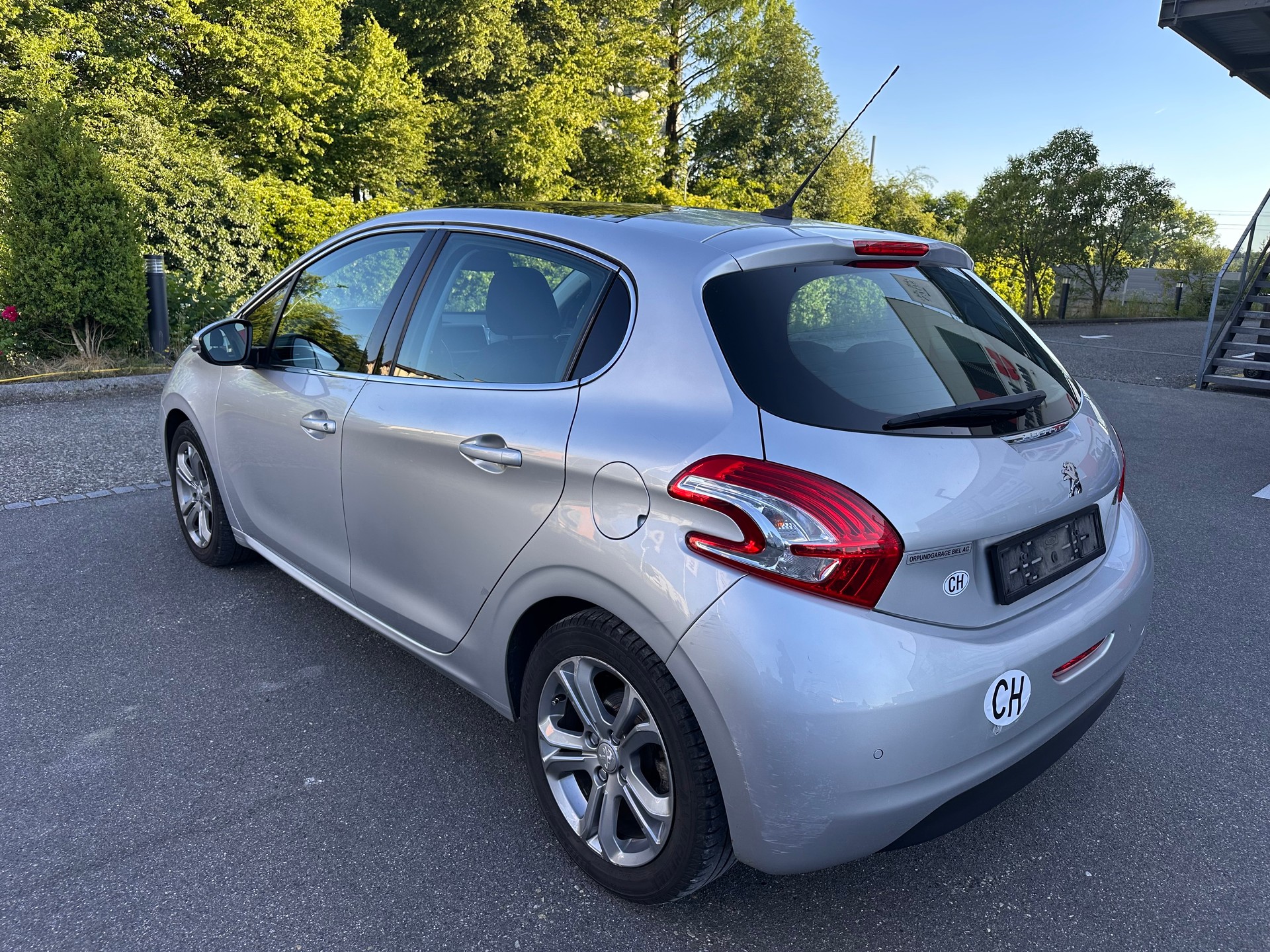 PEUGEOT 208 1.2 THP Allure-image-5