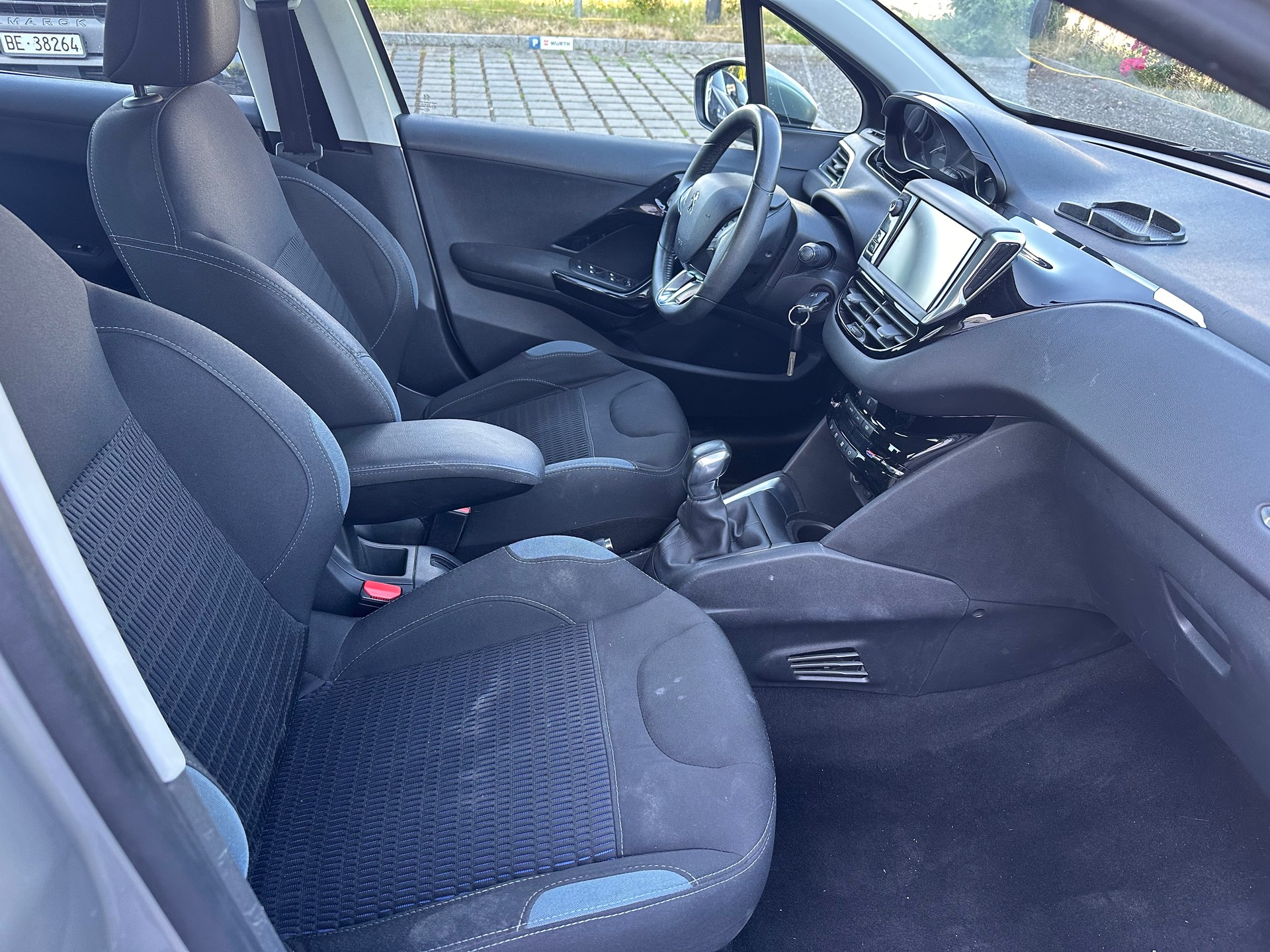 PEUGEOT 208 1.2 THP Allure-image-9
