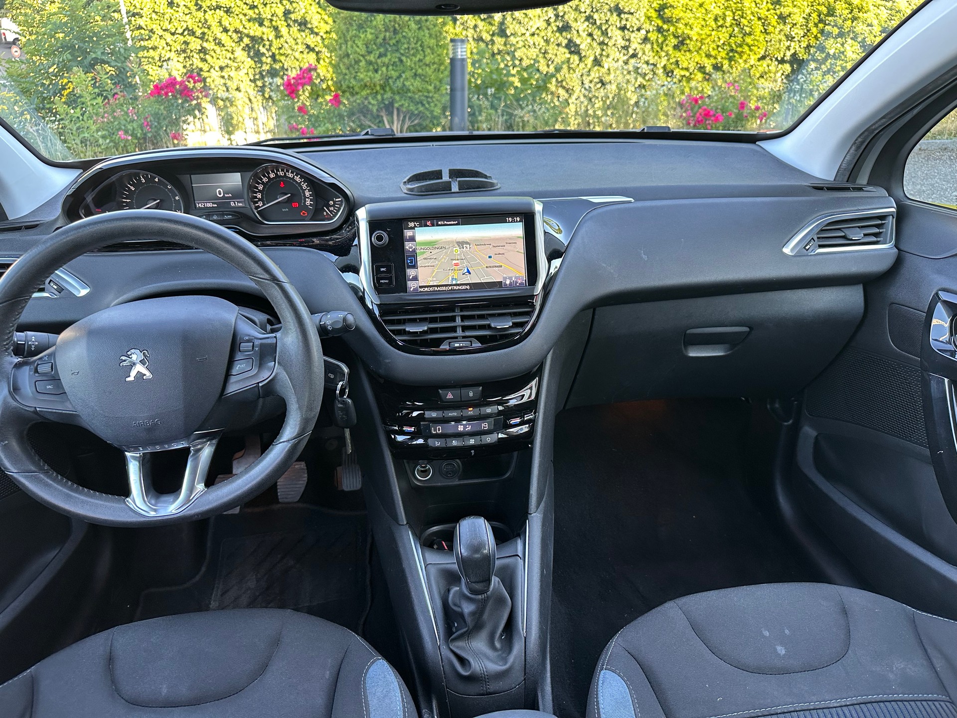 PEUGEOT 208 1.2 THP Allure-image-7