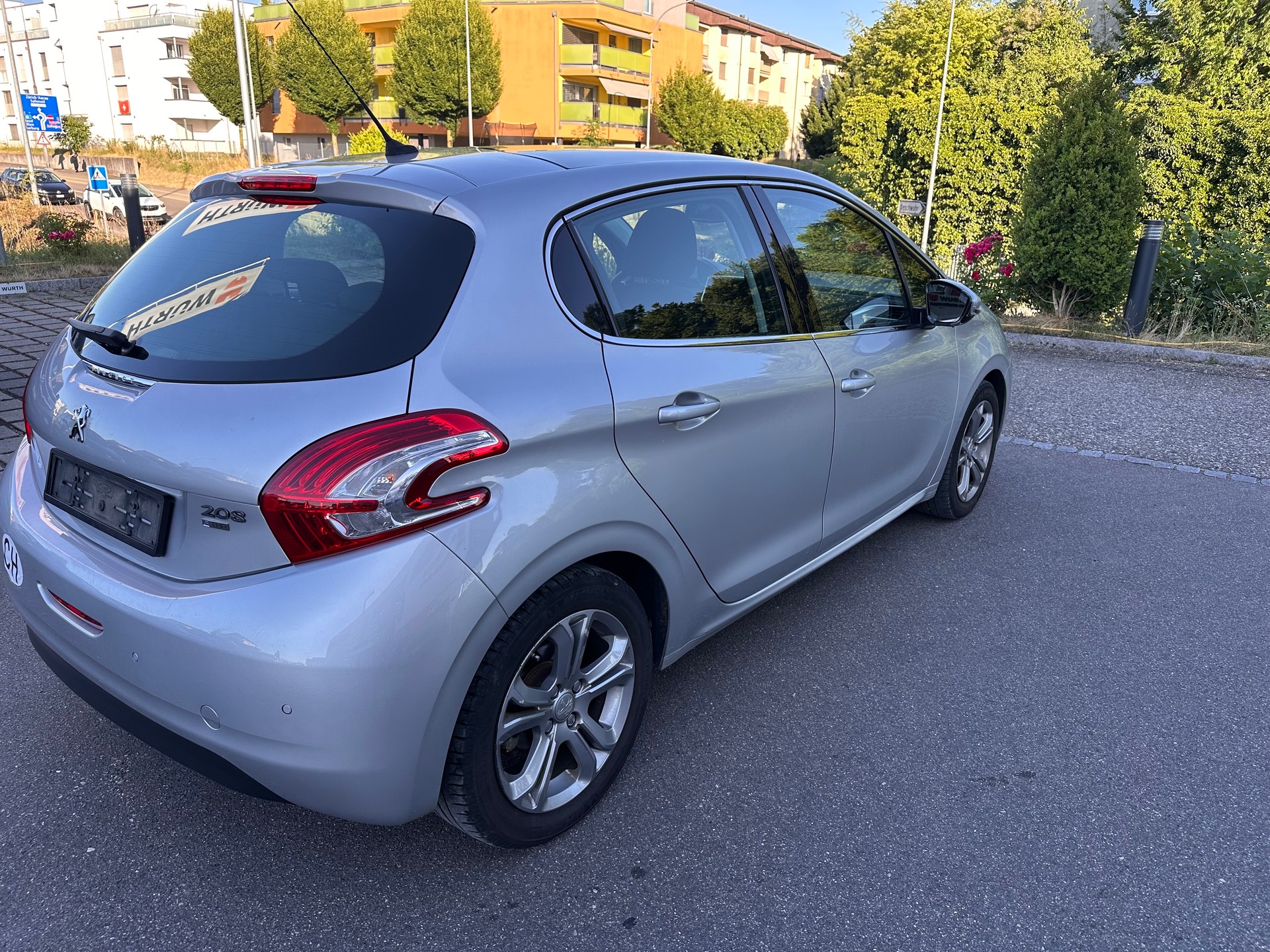 PEUGEOT 208 1.2 THP Allure-image-3