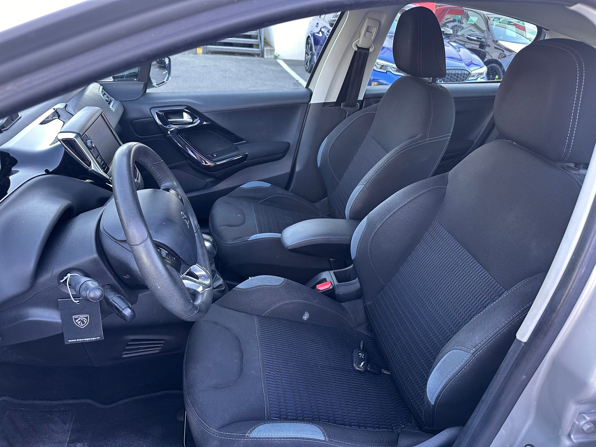 PEUGEOT 208 1.2 THP Allure-image-6