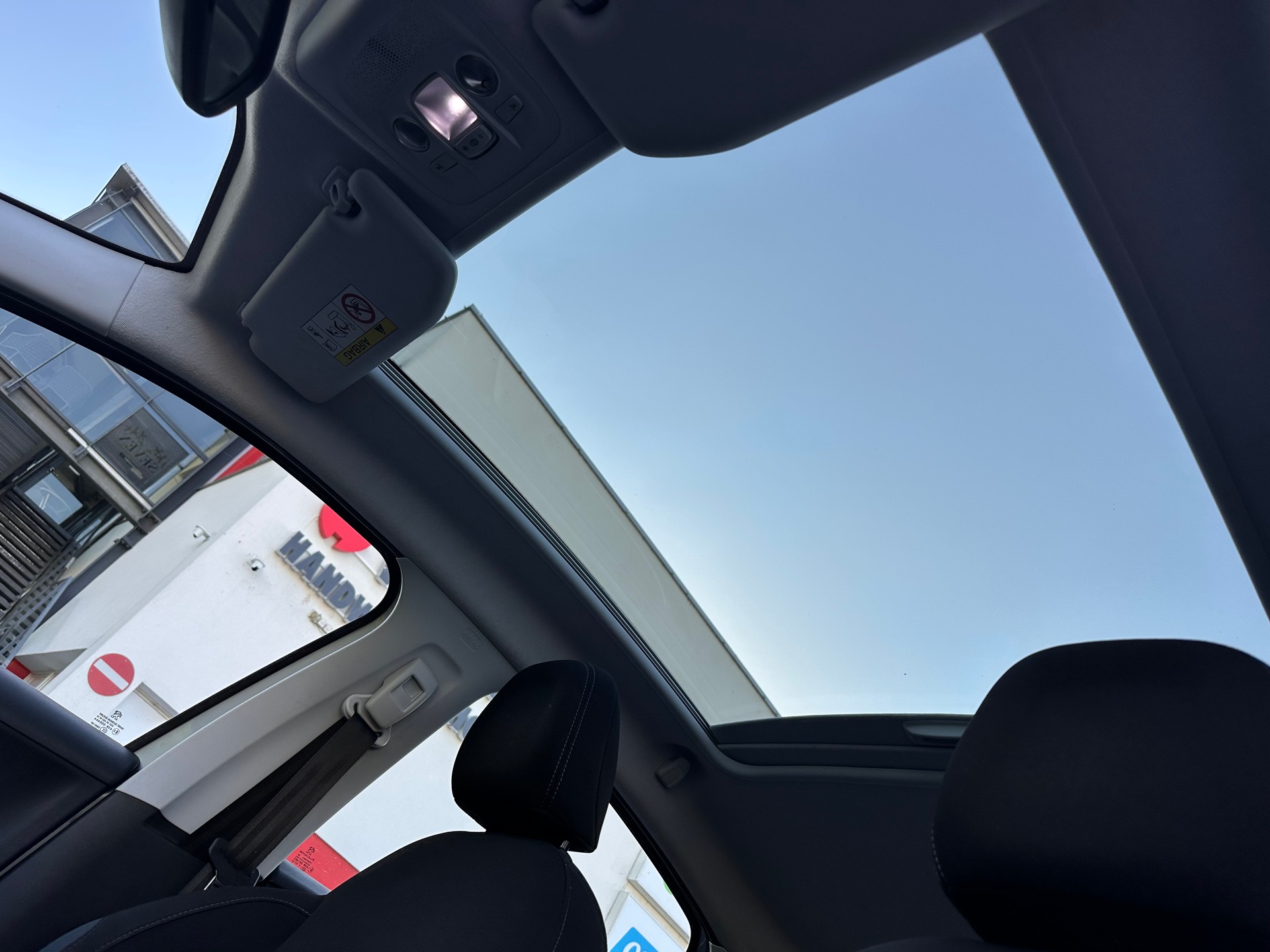 PEUGEOT 208 1.2 THP Allure-image-8