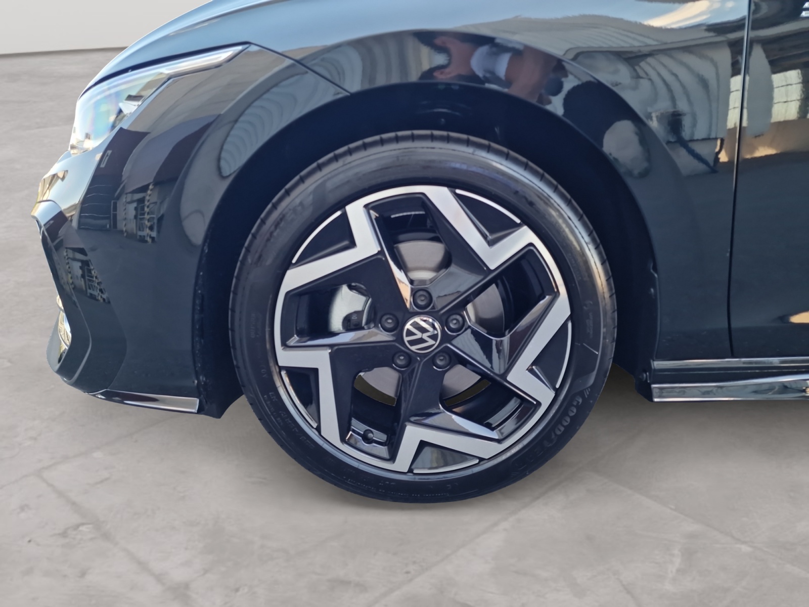 VW Golf Variant 1.5 eTSI R-Line DSG Panorama AHK-image-9