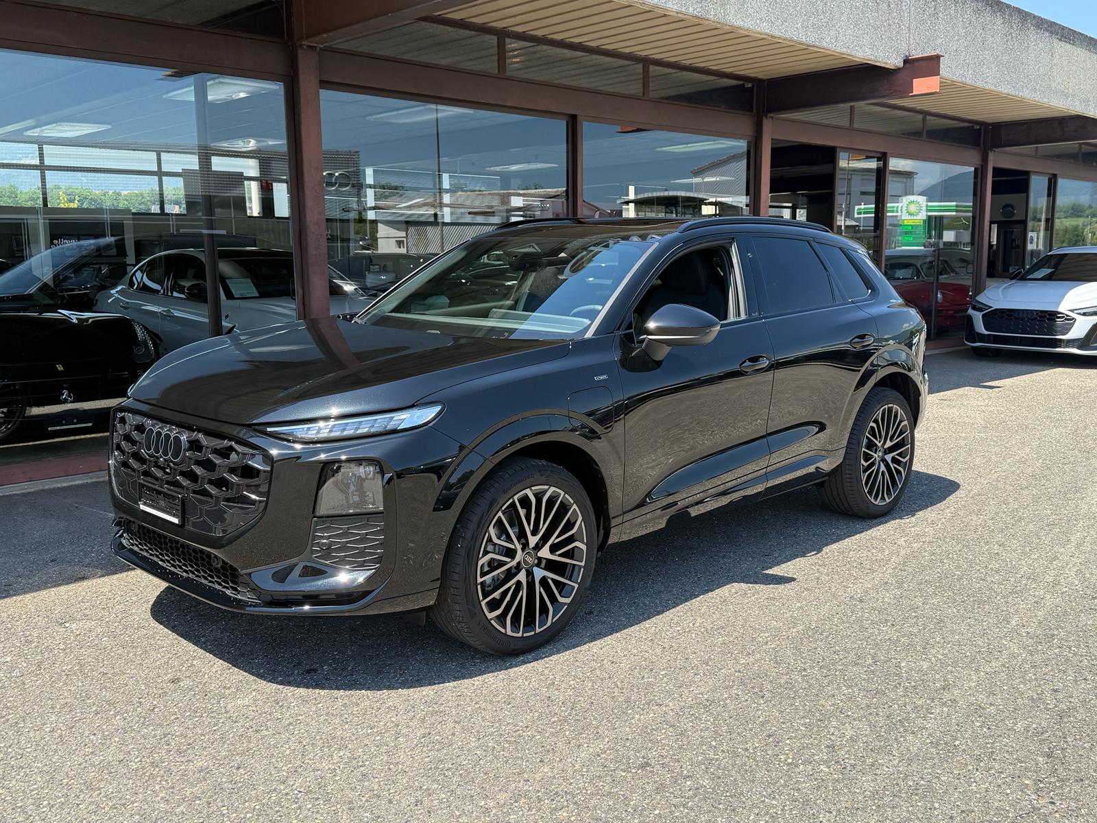 AUDI Q3 SUV e-hybrid 200 kW S tronig-image-1