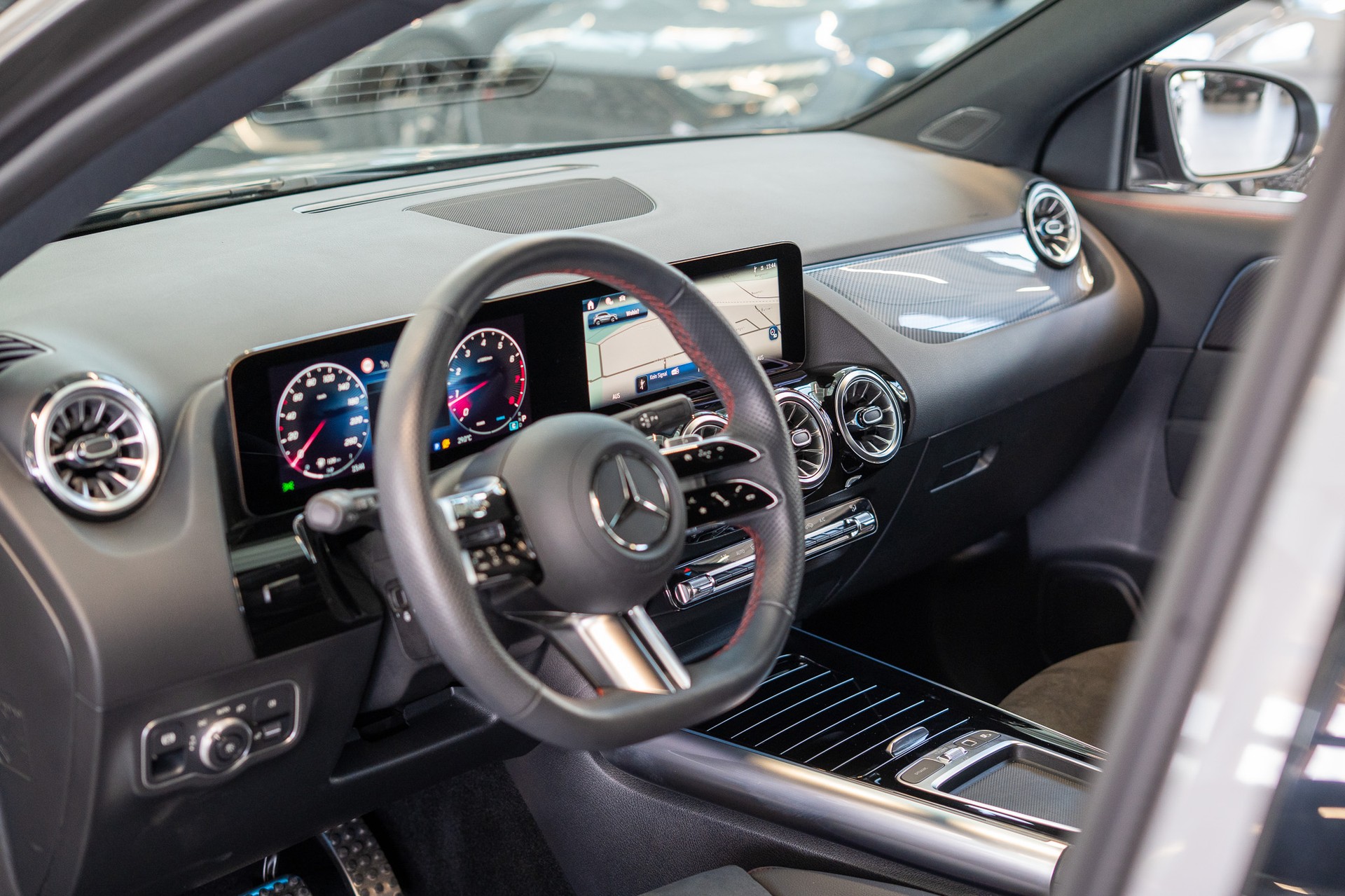 MERCEDES-BENZ GLA 200 Night Star AMG Line / Rückfahrkamera / el.Heckklappe / Ambientebeleuchtung-image-9