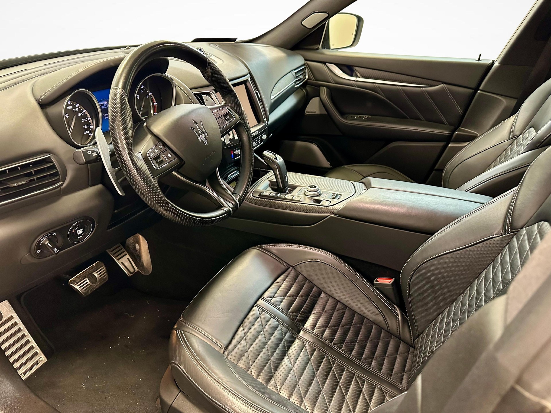 MASERATI Levante 3.0 V6 GranSport-image-3