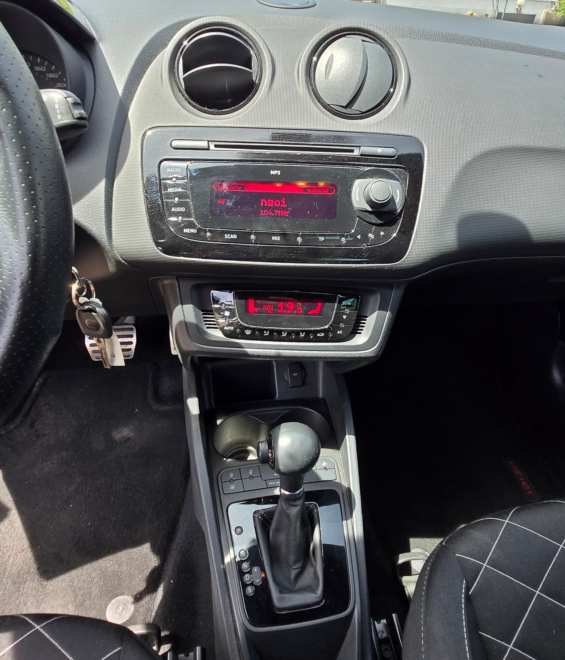 SEAT Ibiza SC 1.4 TSI Cupra DSG-image-8