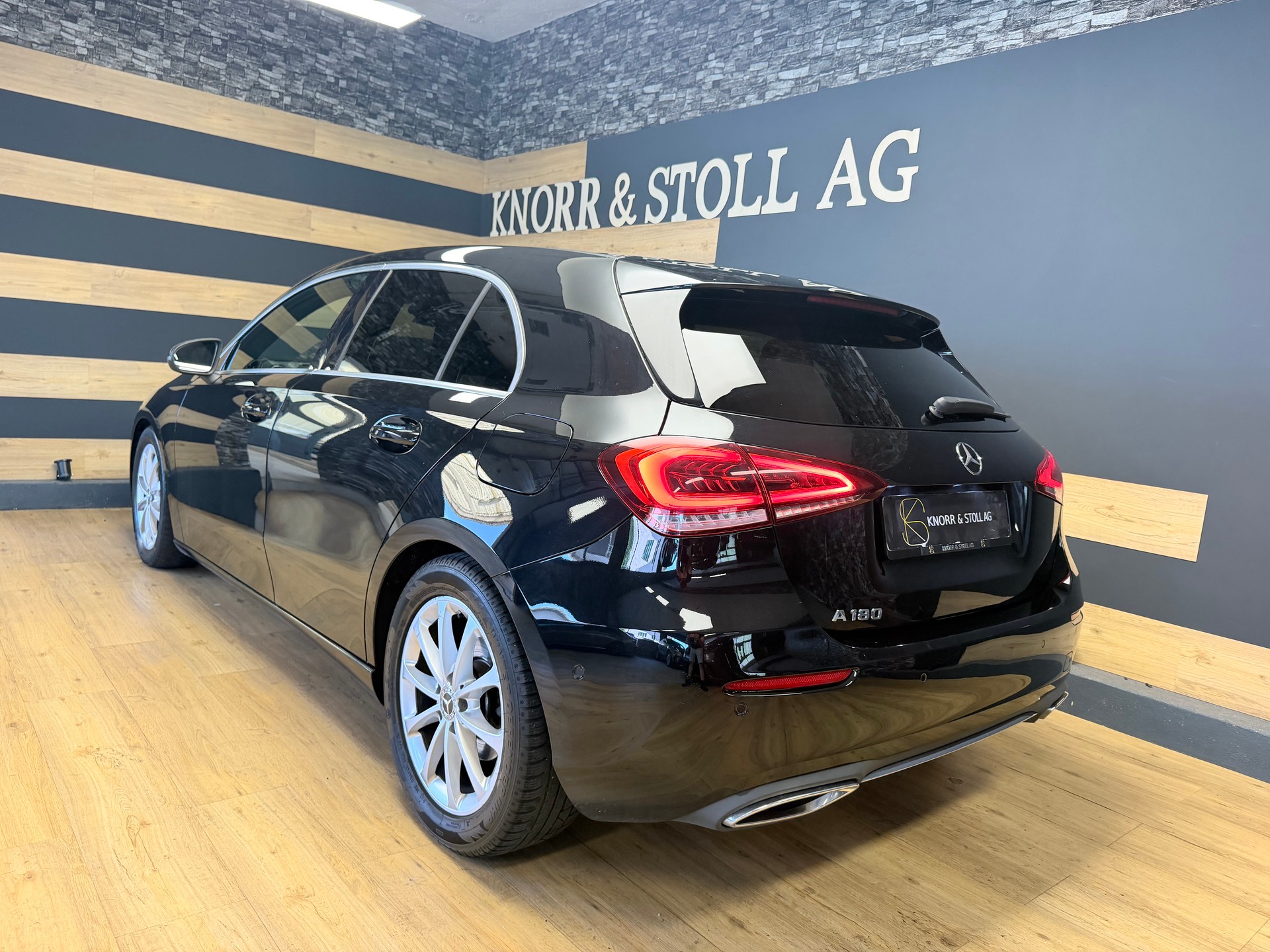MERCEDES-BENZ A 180 Style 7G-DCT-image-6