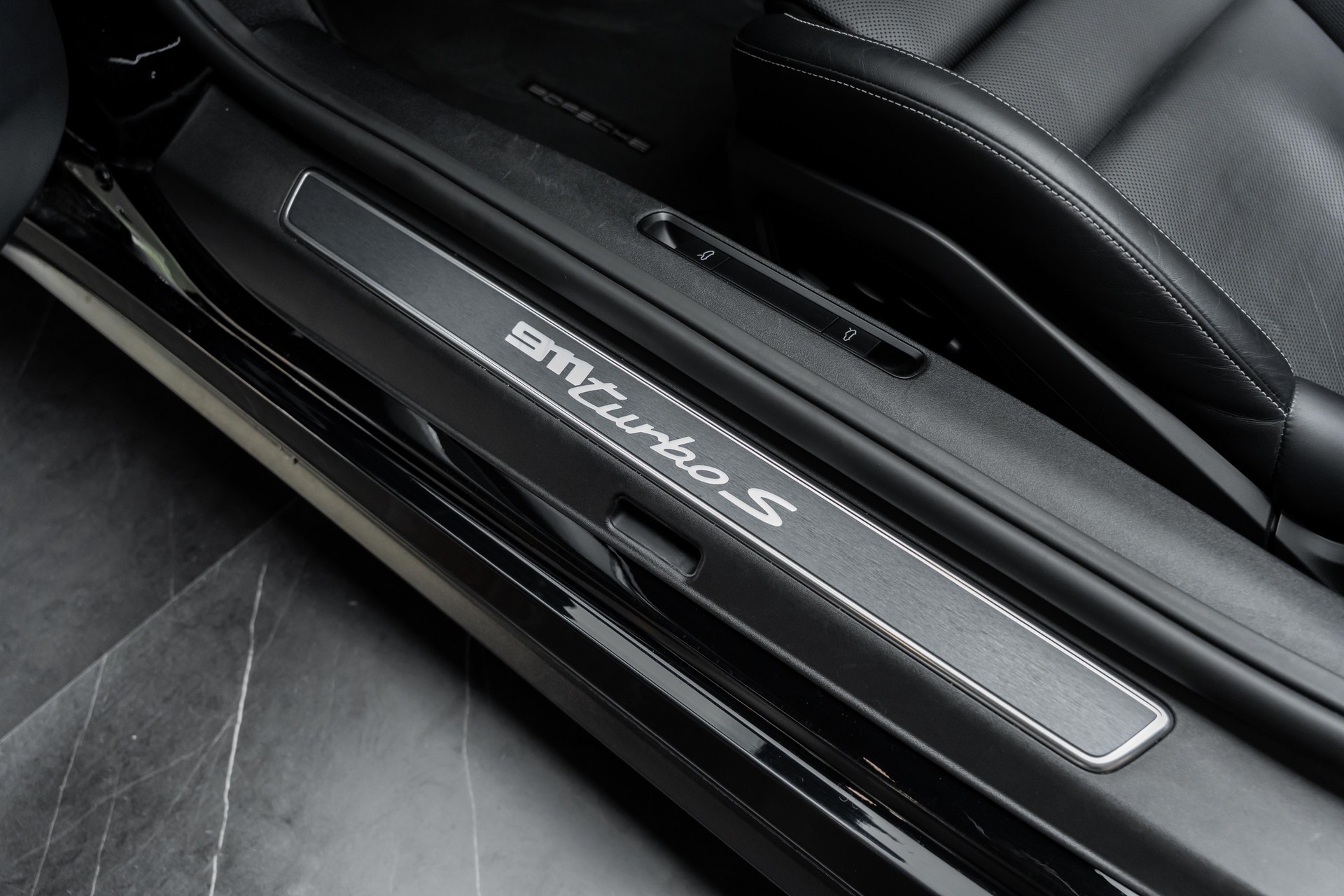 PORSCHE 911 Turbo S Cabriolet PDK-image-21