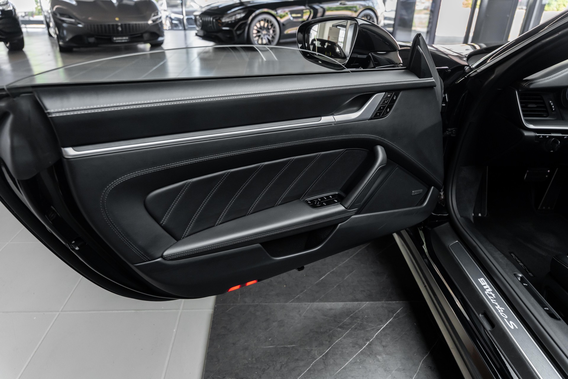 PORSCHE 911 Turbo S Cabriolet PDK-image-18