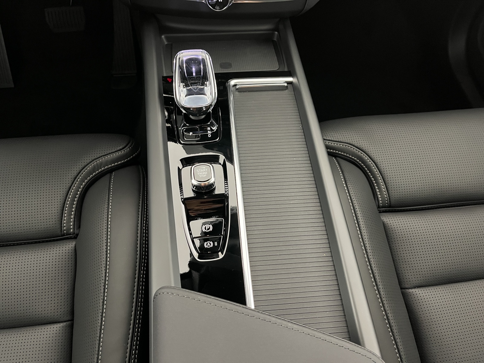 VOLVO XC60 2.0 T8 TE Black Edition eAWD-image-16