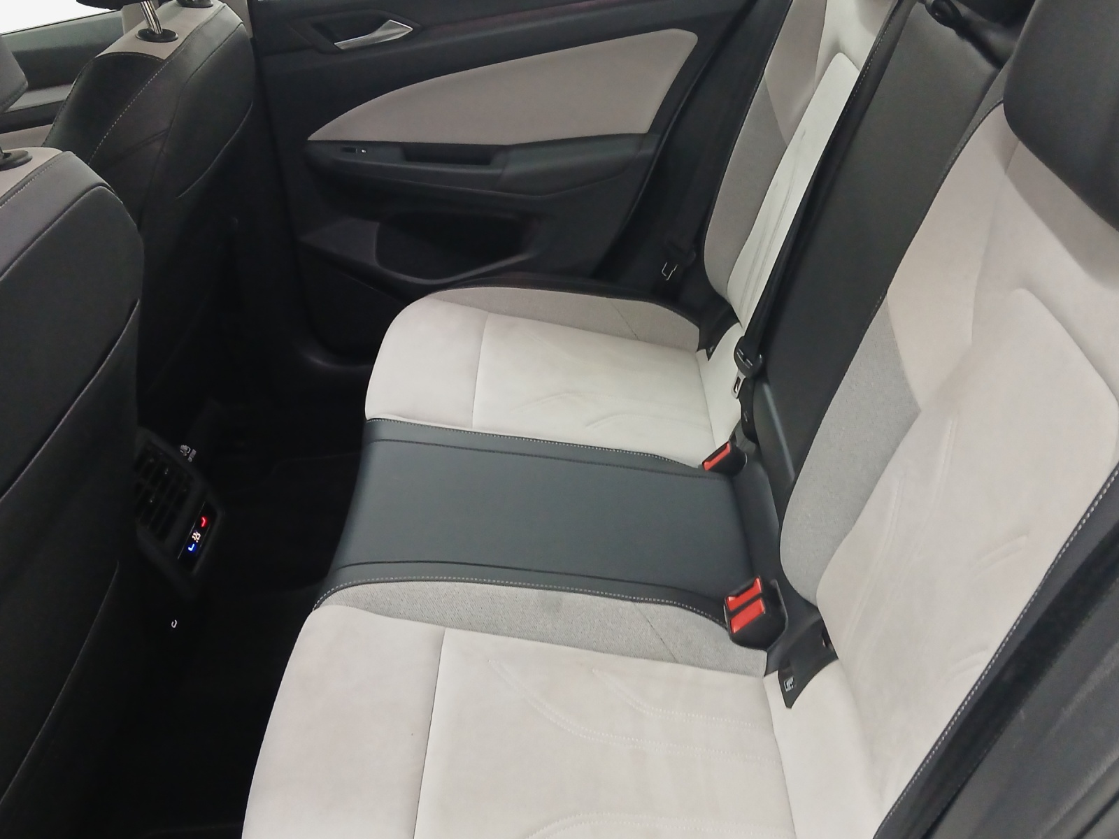 VW Golf 1.5 e TSI mHEV Style DSG-image-11