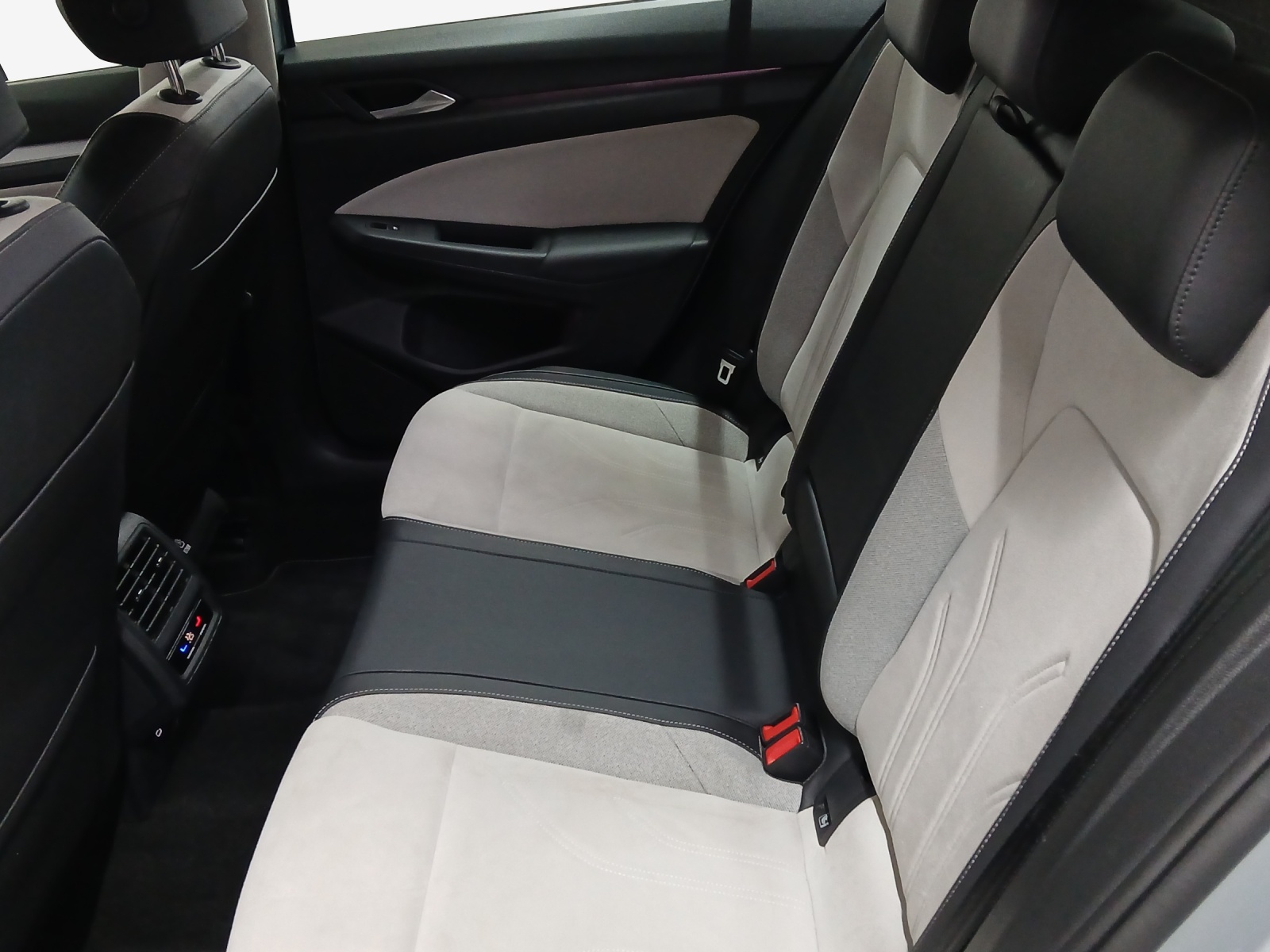 VW Golf 1.5 e TSI mHEV Style DSG-image-11
