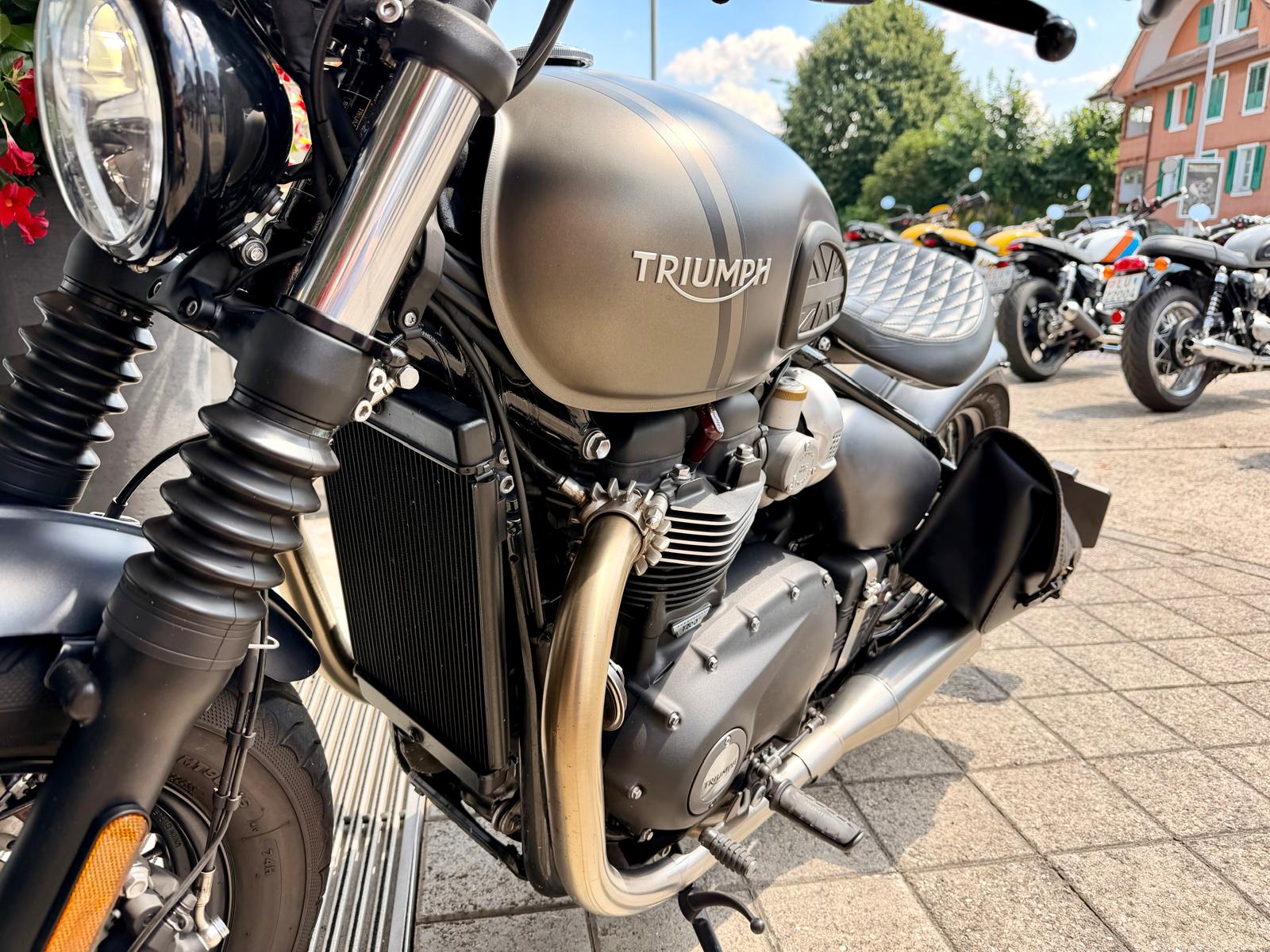 TRIUMPH Bonneville 1200 Bobber-image-14