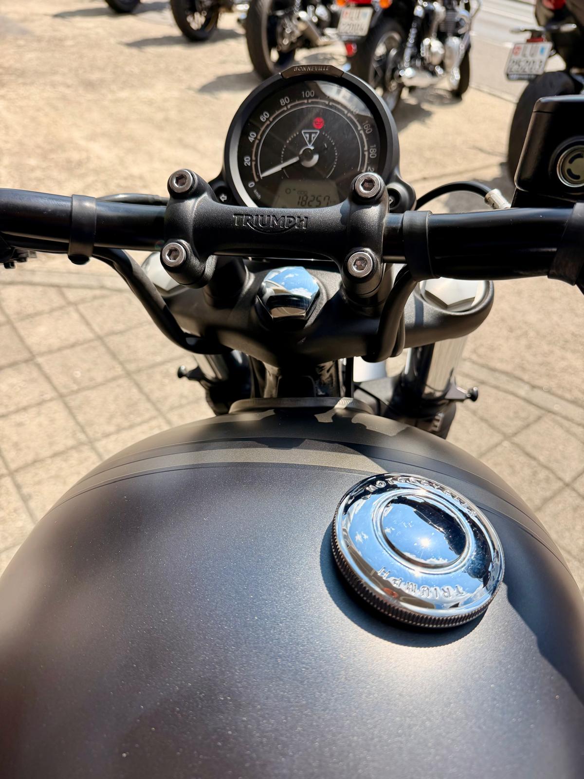 TRIUMPH Bonneville 1200 Bobber-image-12
