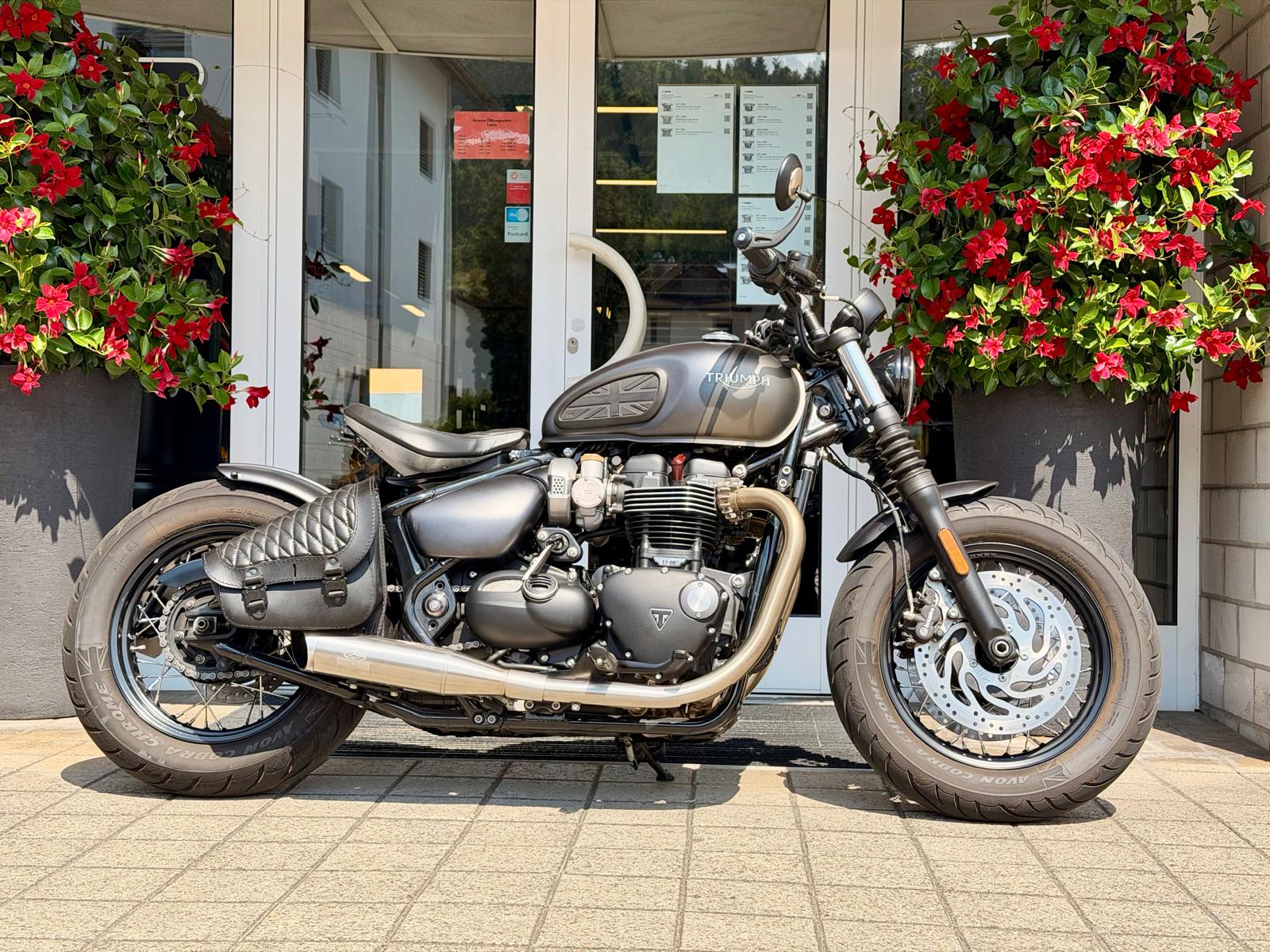 TRIUMPH Bonneville 1200 Bobber-showroom-element-1