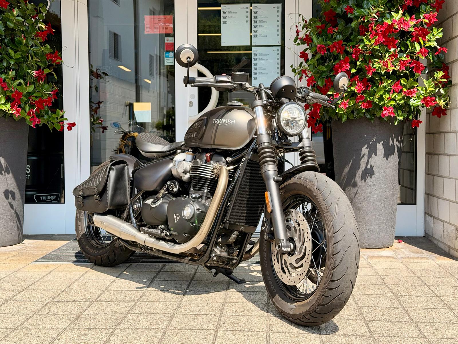 TRIUMPH Bonneville 1200 Bobber-showroom-element-3