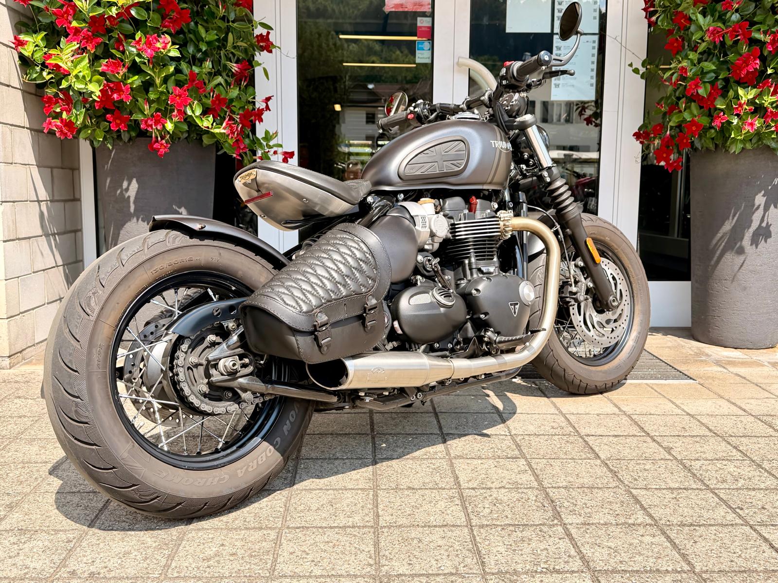 TRIUMPH Bonneville 1200 Bobber-showroom-element-2