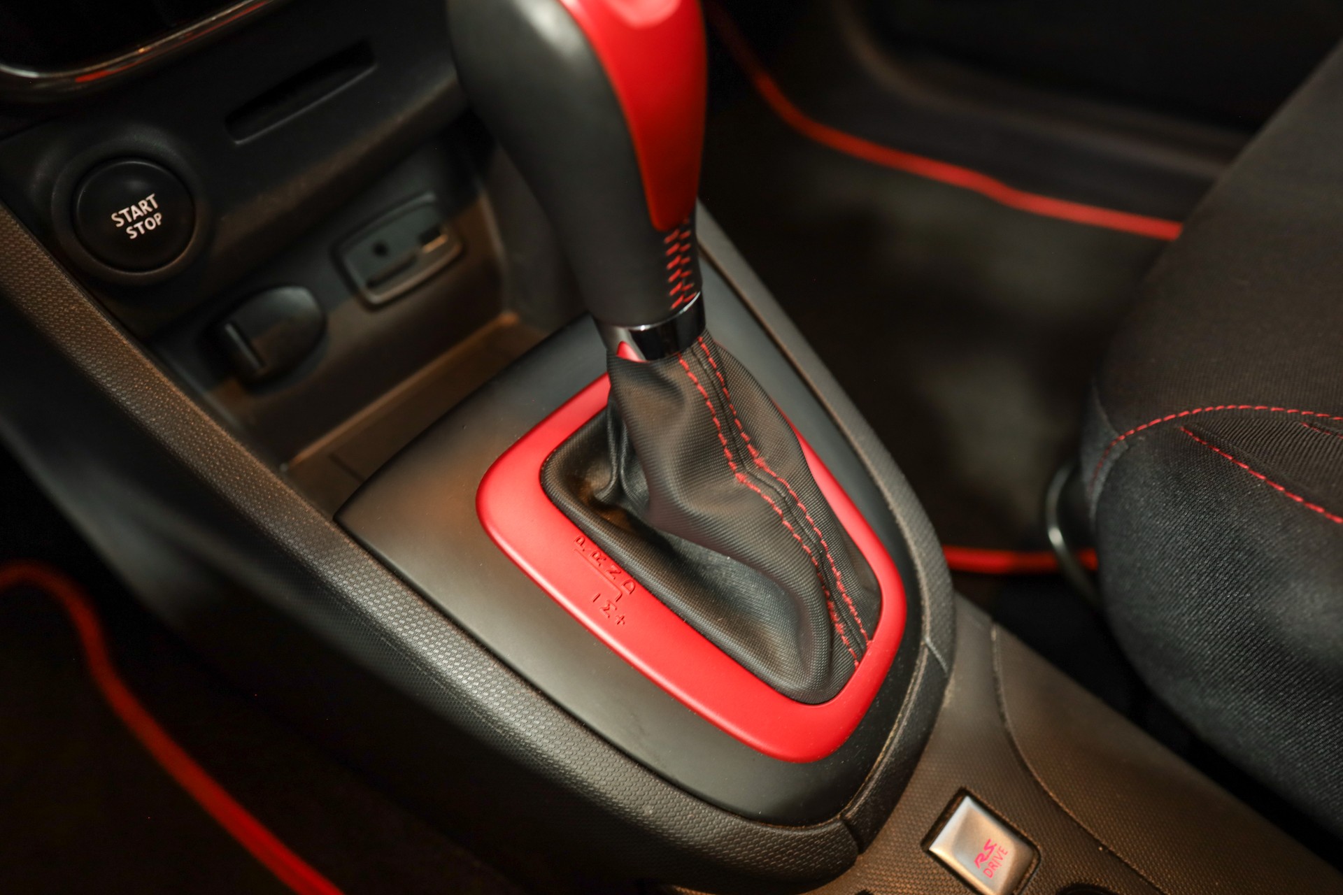 RENAULT Clio 1.6 T RS 200 EDC-image-16