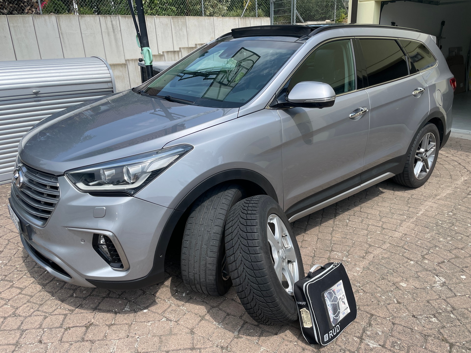HYUNDAI Grand SantaFe Model 2017 7Plätze 4WD Automatic *FRISCH AB Service und MFK*-image-0