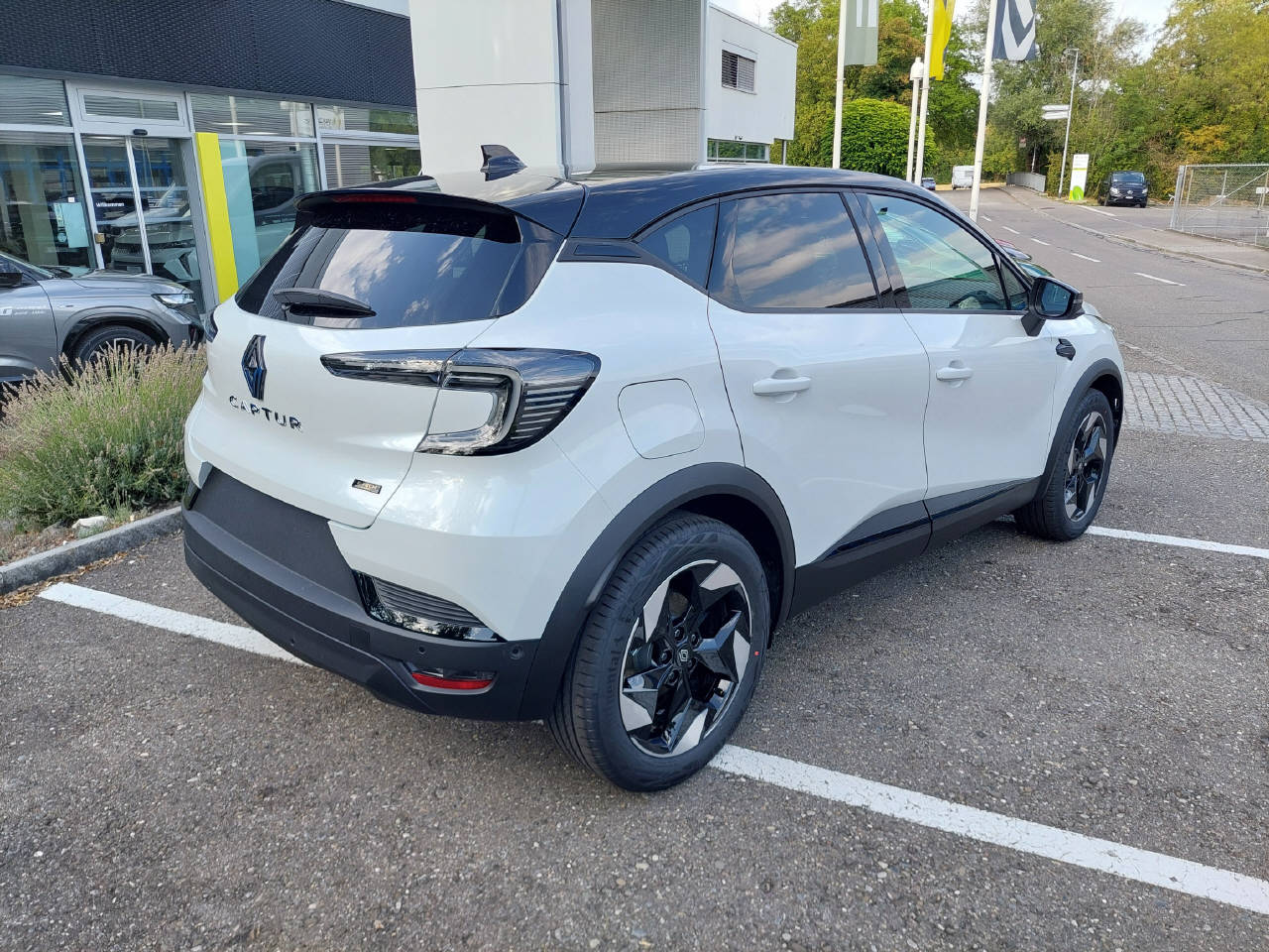 RENAULT Captur 1.8 E-Tech techno 160-image-4
