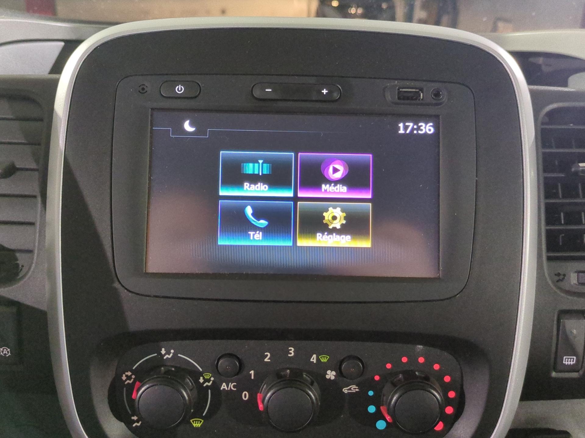 RENAULT Trafic ENERGY dCi 145 Passenger T-Space-image-21