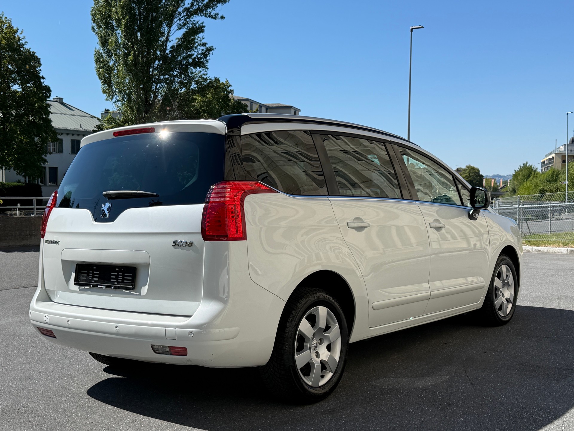 PEUGEOT 5008 1.6 16V T Allure Automatic-image-10