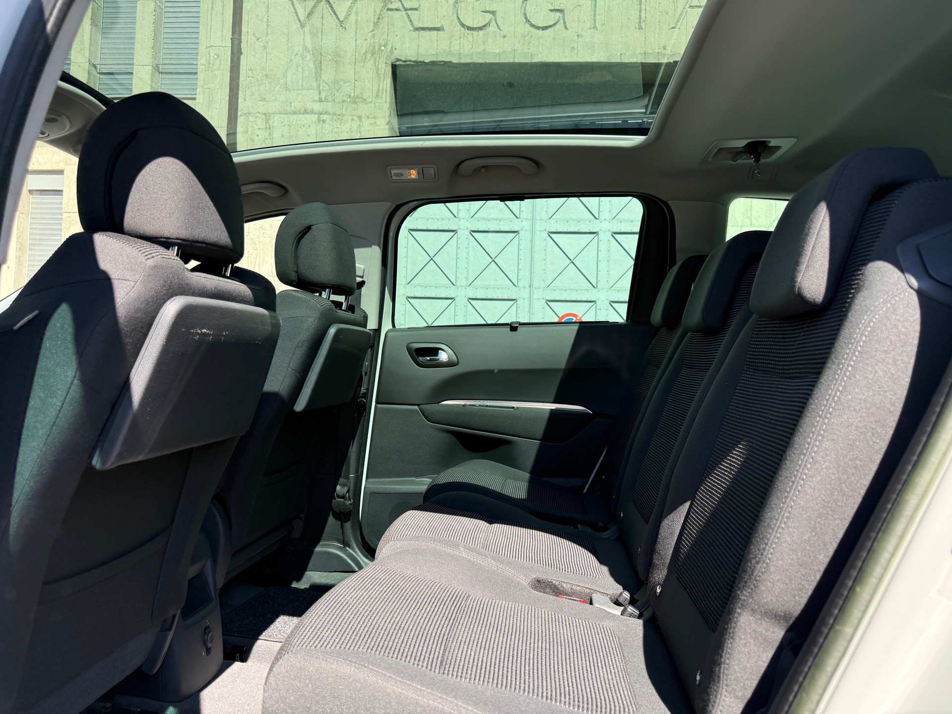 PEUGEOT 5008 1.6 16V T Allure Automatic-image-9