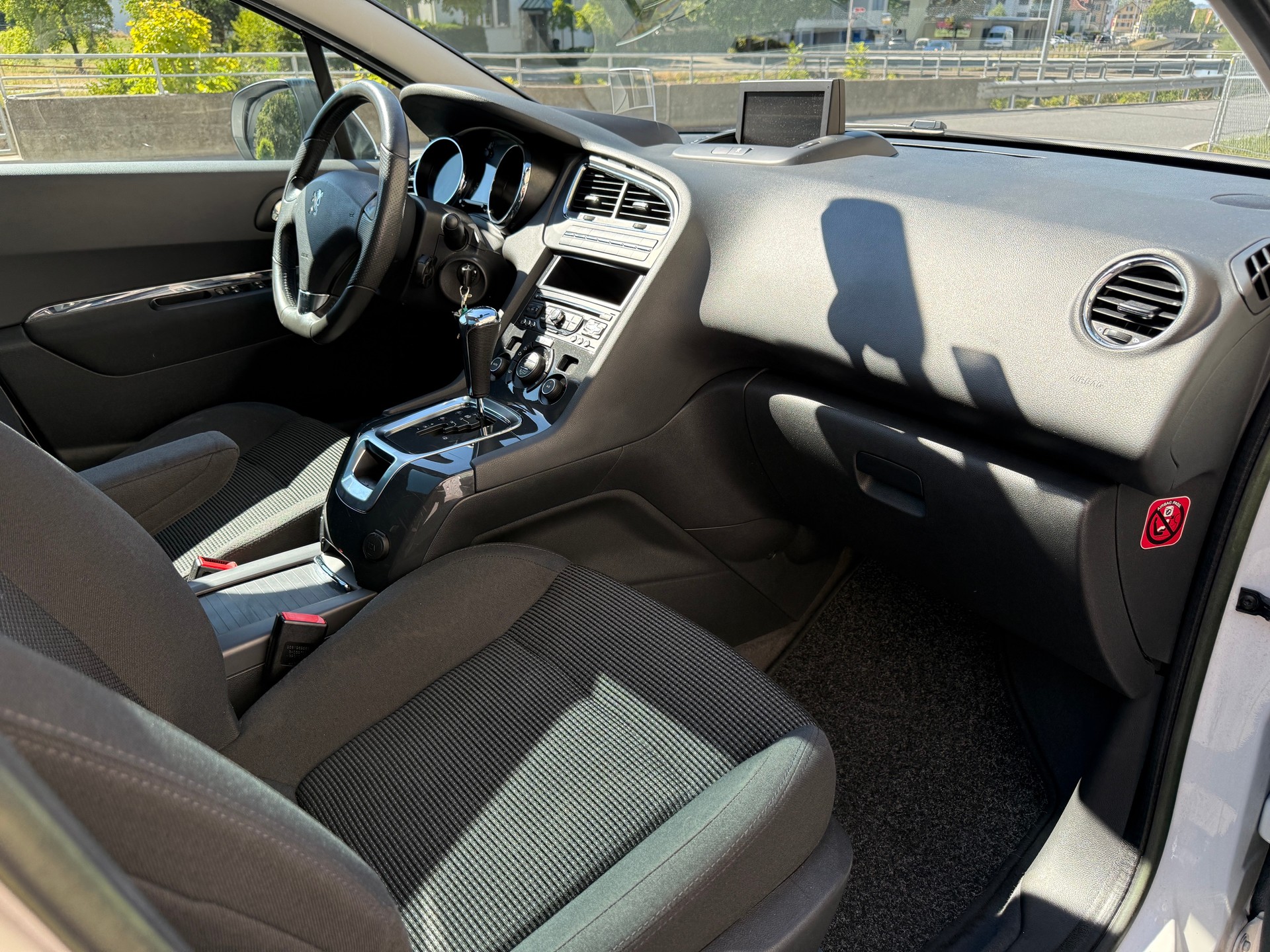 PEUGEOT 5008 1.6 16V T Allure Automatic-image-7
