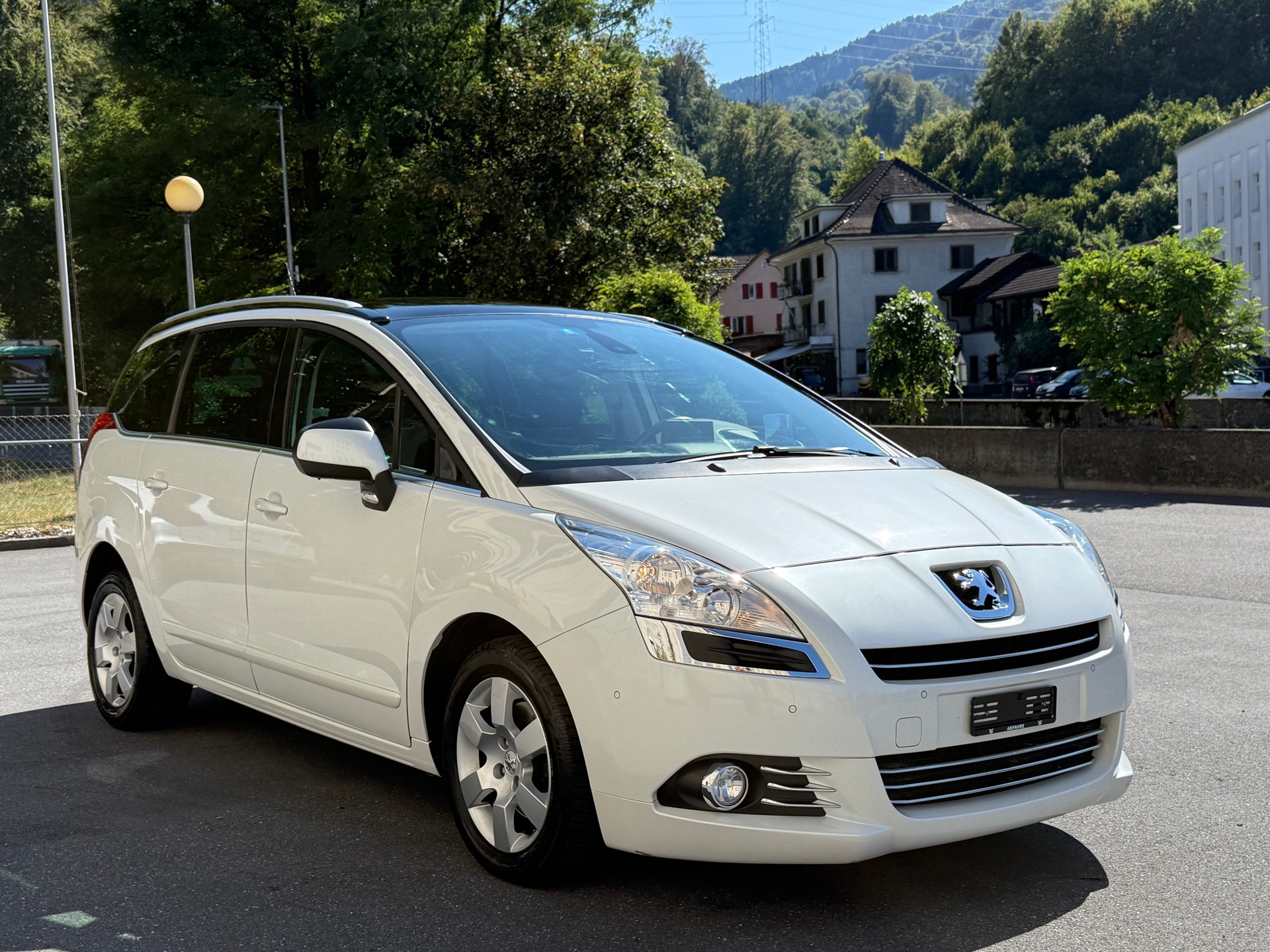 PEUGEOT 5008 1.6 16V T Allure Automatic-image-11
