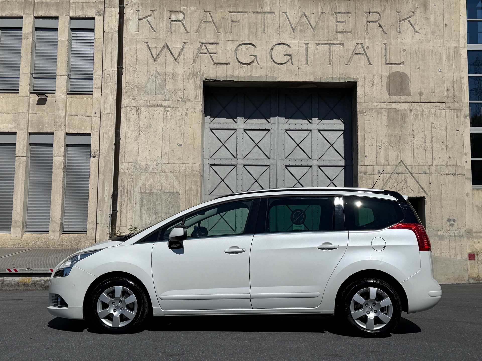 PEUGEOT 5008 1.6 16V T Allure Automatic-image-1