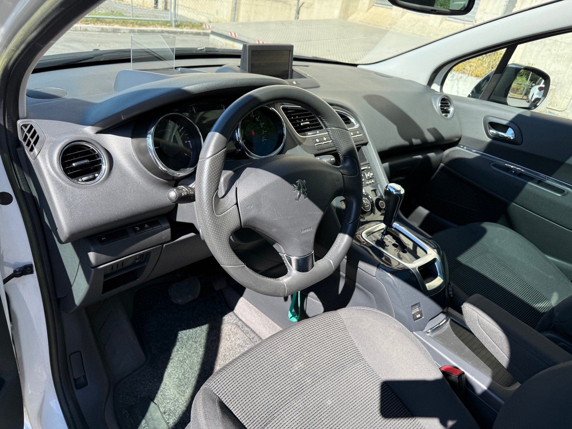 PEUGEOT 5008 1.6 16V T Allure Automatic-image-5