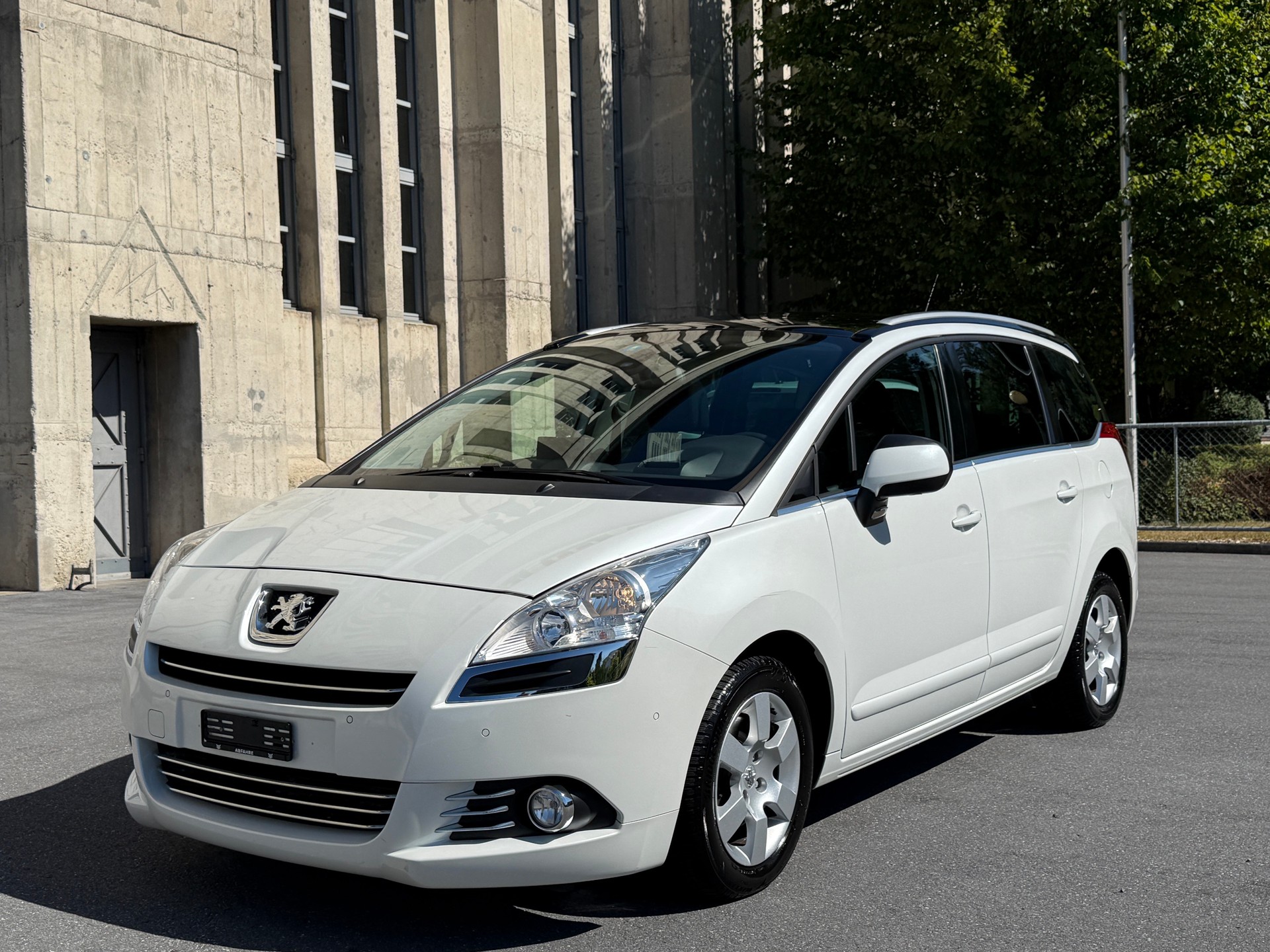 PEUGEOT 5008 1.6 16V T Allure Automatic-image-0