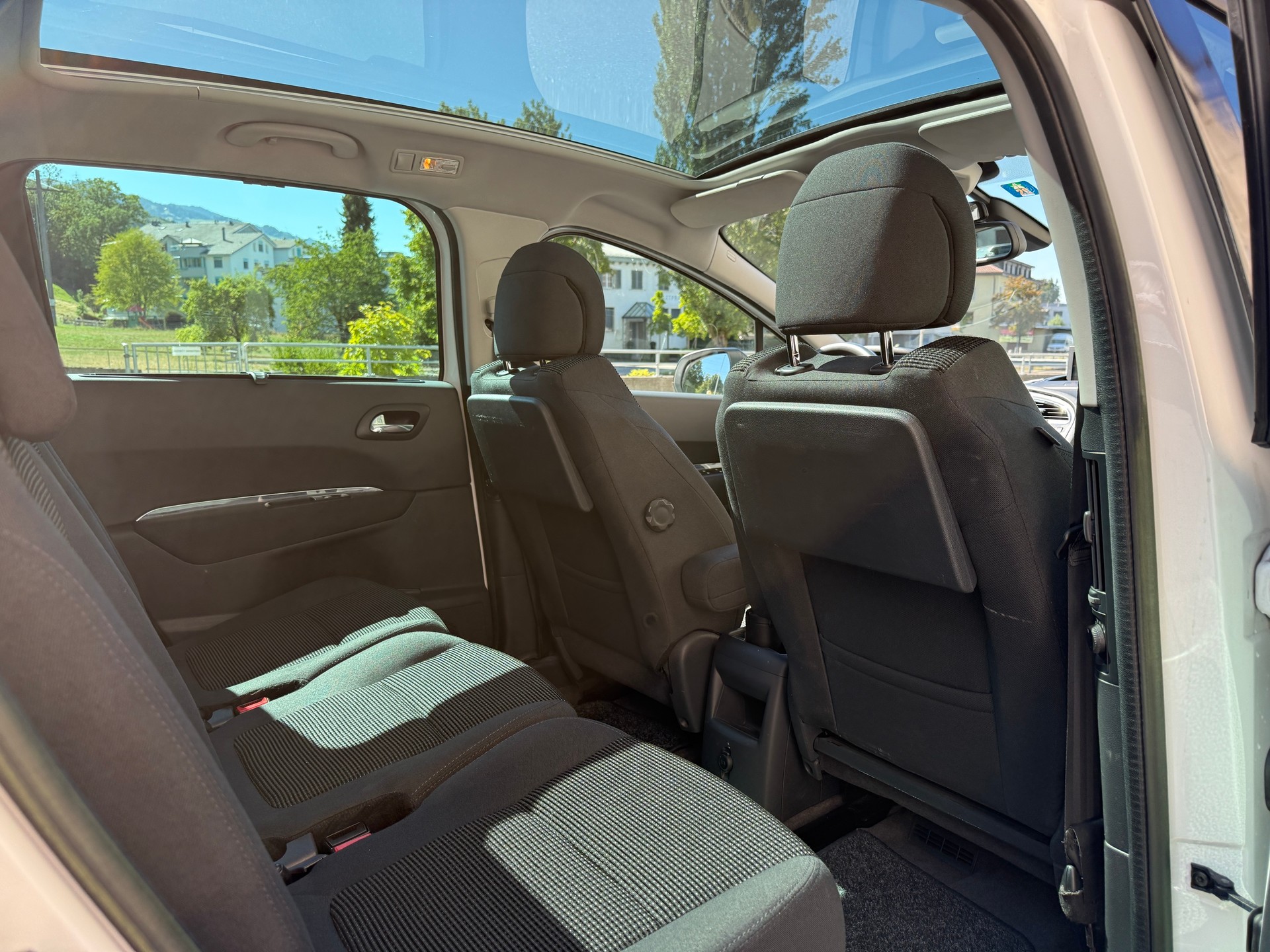PEUGEOT 5008 1.6 16V T Allure Automatic-image-8