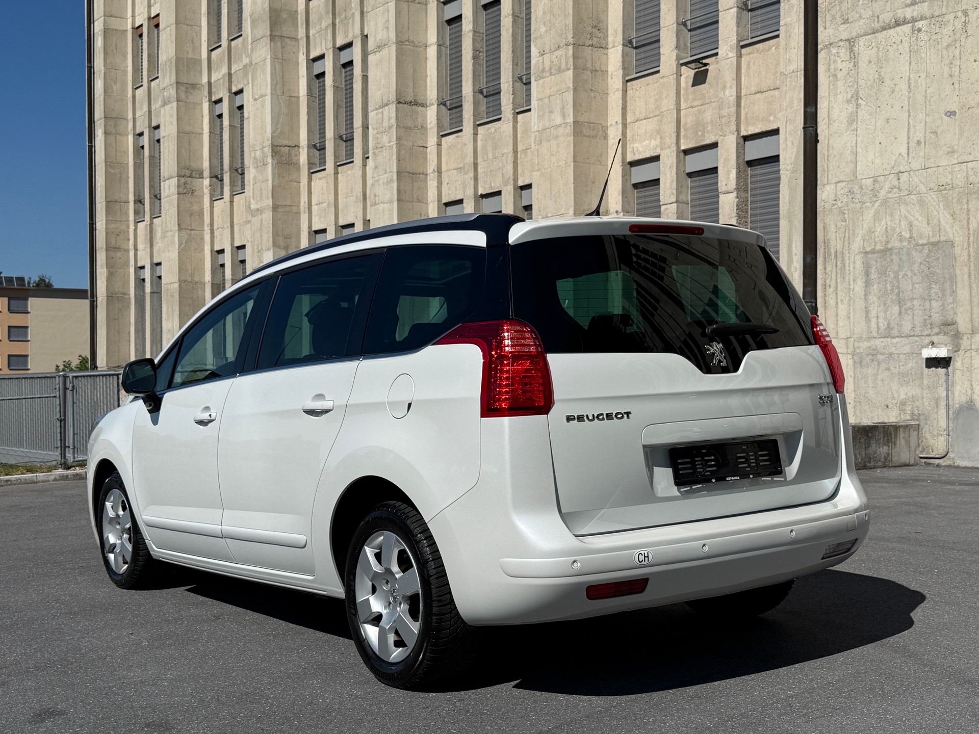 PEUGEOT 5008 1.6 16V T Allure Automatic-image-2
