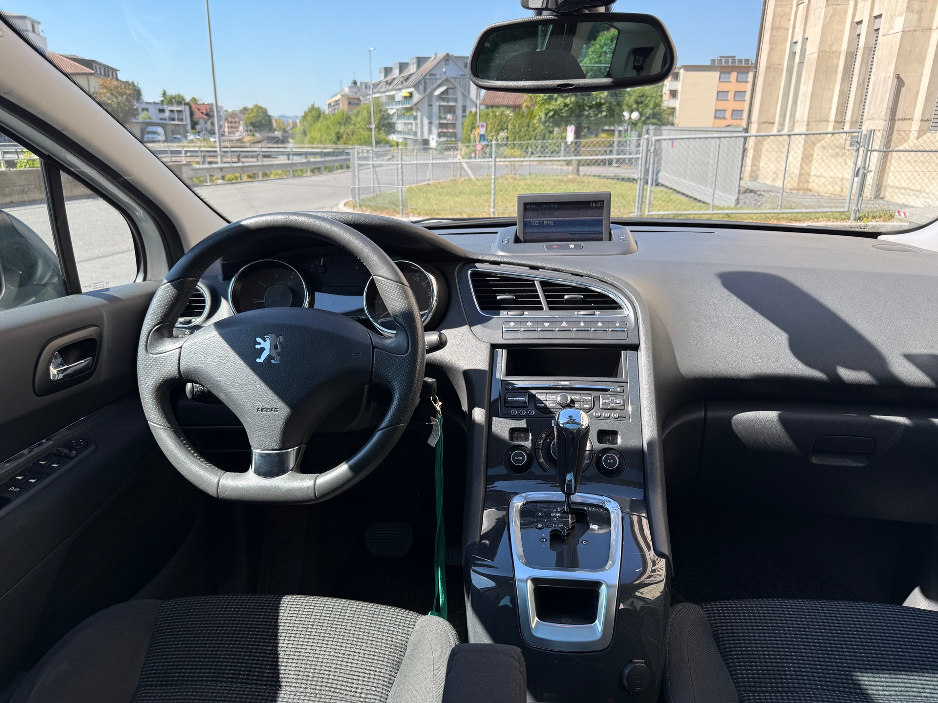 PEUGEOT 5008 1.6 16V T Allure Automatic-image-6