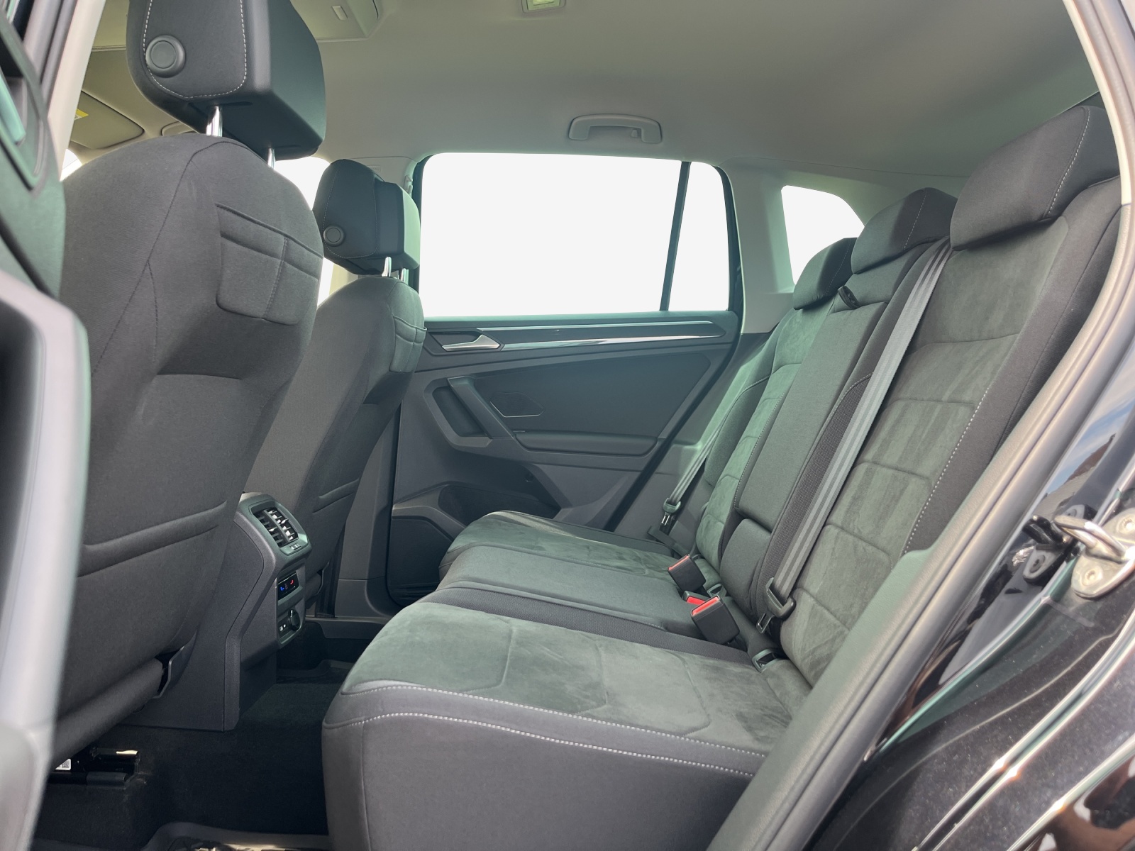 VW Tiguan 2.0 TDI SCR Elegance 4Motion DSG-image-11