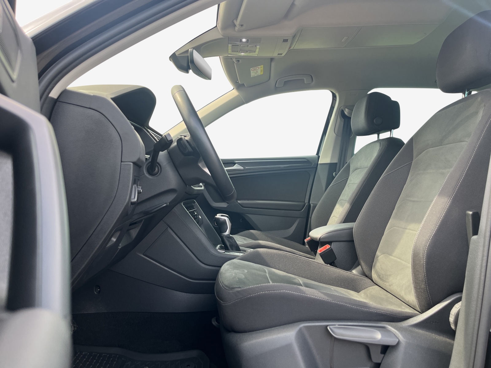 VW Tiguan 2.0 TDI SCR Elegance 4Motion DSG-image-7