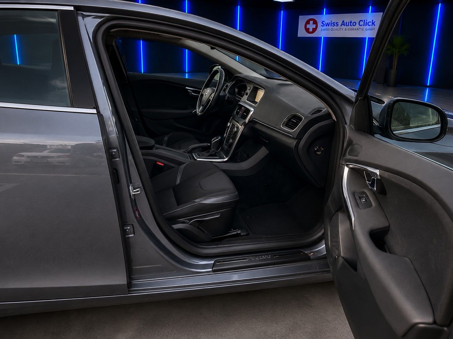 VOLVO V40 D3 Momentum Geartronic-image-11