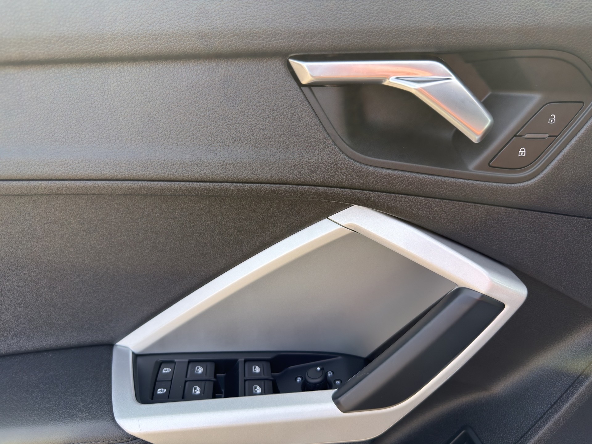 AUDI Q3 35 TDI advanced quattro S-tronic-image-9