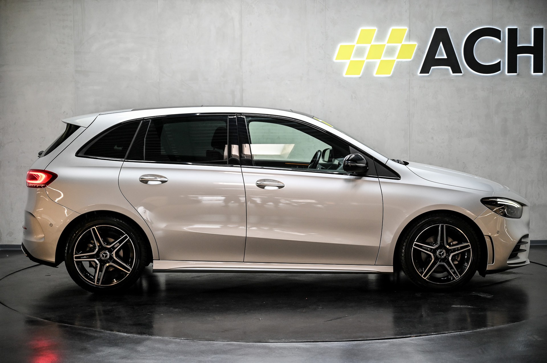 MERCEDES-BENZ B 180 AMG Line-image-10